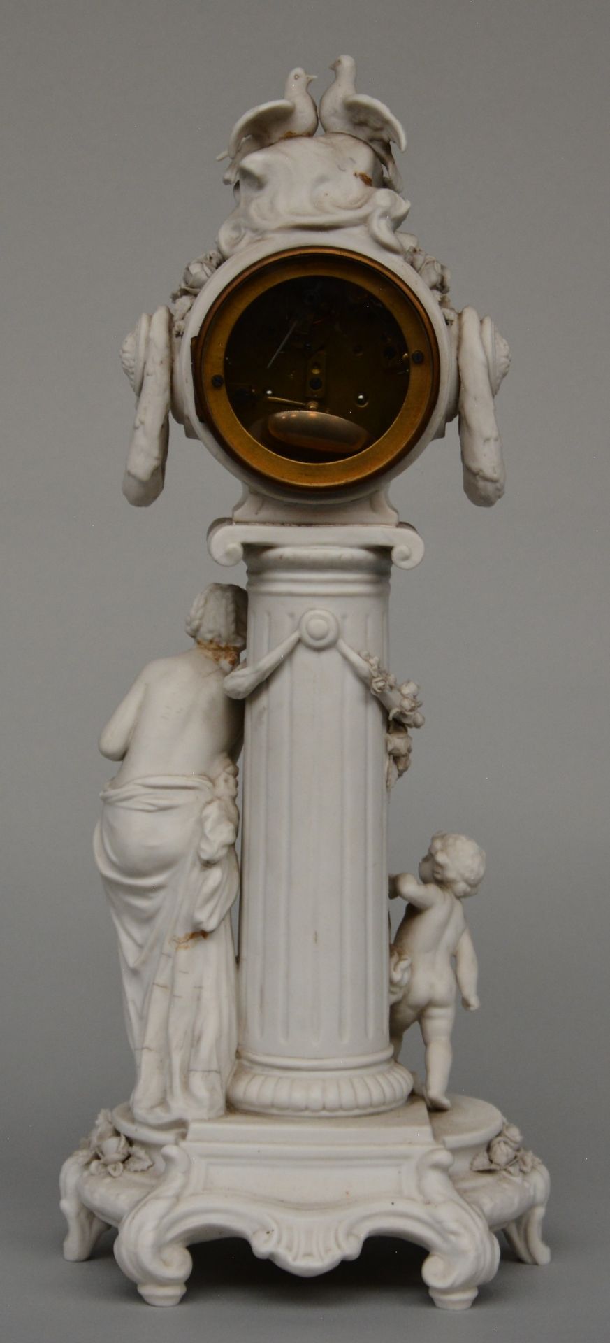 A late 19thC romantic biscuit clock, clock face marked Gentil ¨¤ Paris, H 45,5 cm (minor damage) - Bild 3 aus 5