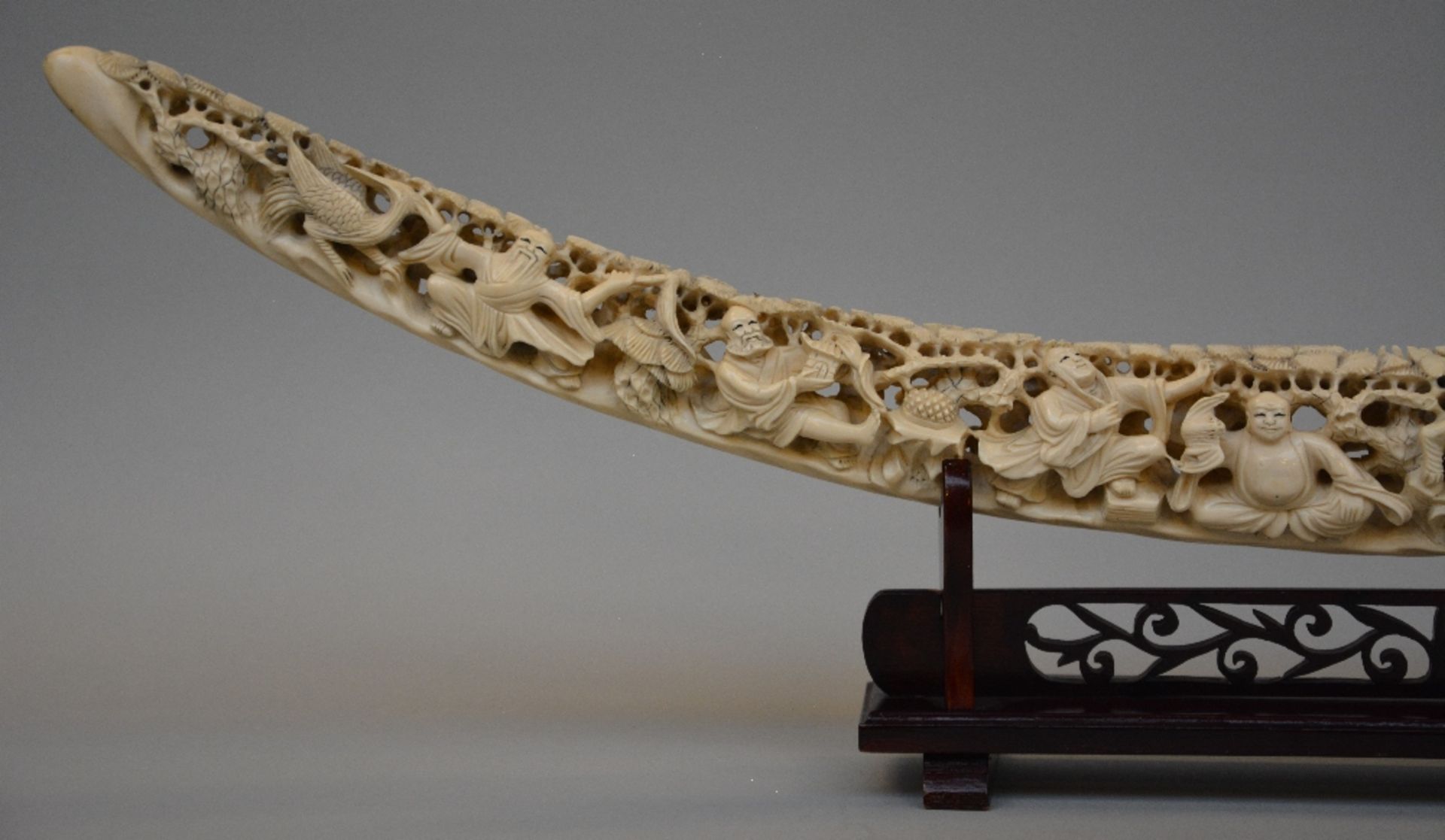 An ivory tusk carved with animated scenes, on a matching wooden base, first half of 20thC, L 86,5 - Bild 6 aus 7