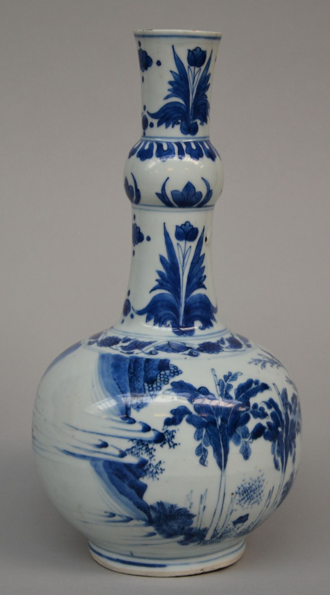 A Chinese blue and white bottle-shaped vase decorated with a genre scene in a garden, Transitional - Bild 3 aus 8