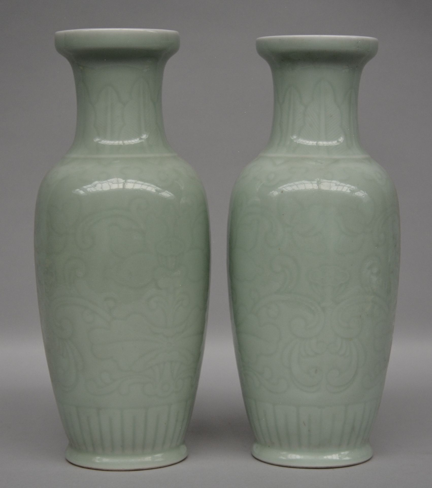 A pair of Chinese celadon vases, marked; added three ditto dishes, H 30,5 - 31 cm / Diameter 15 - - Bild 3 aus 10