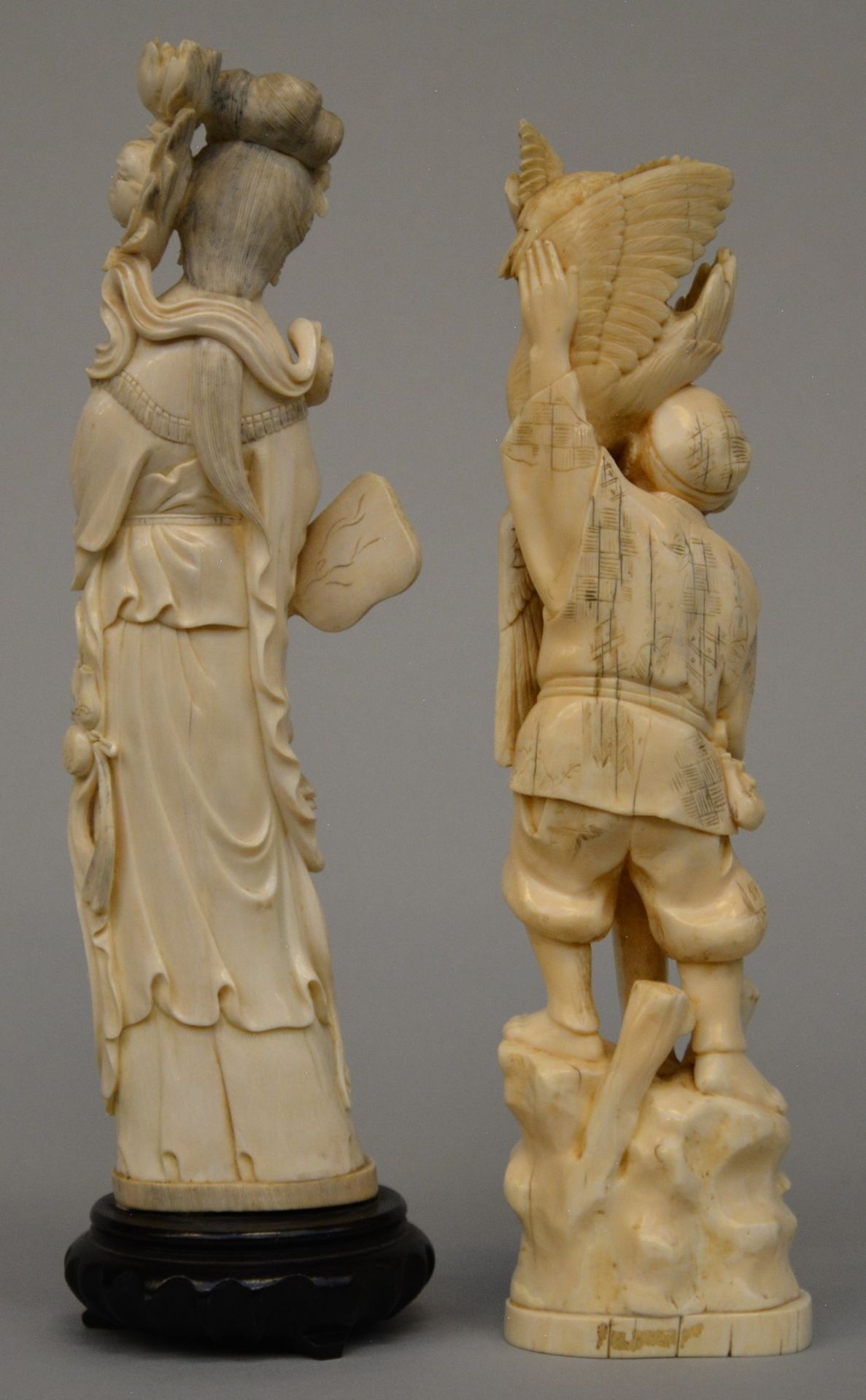 A Japanese ivory okimono figure of a man with a bird, late Meiji period, H 31,5 cm - Weight 888 g; - Image 3 of 5