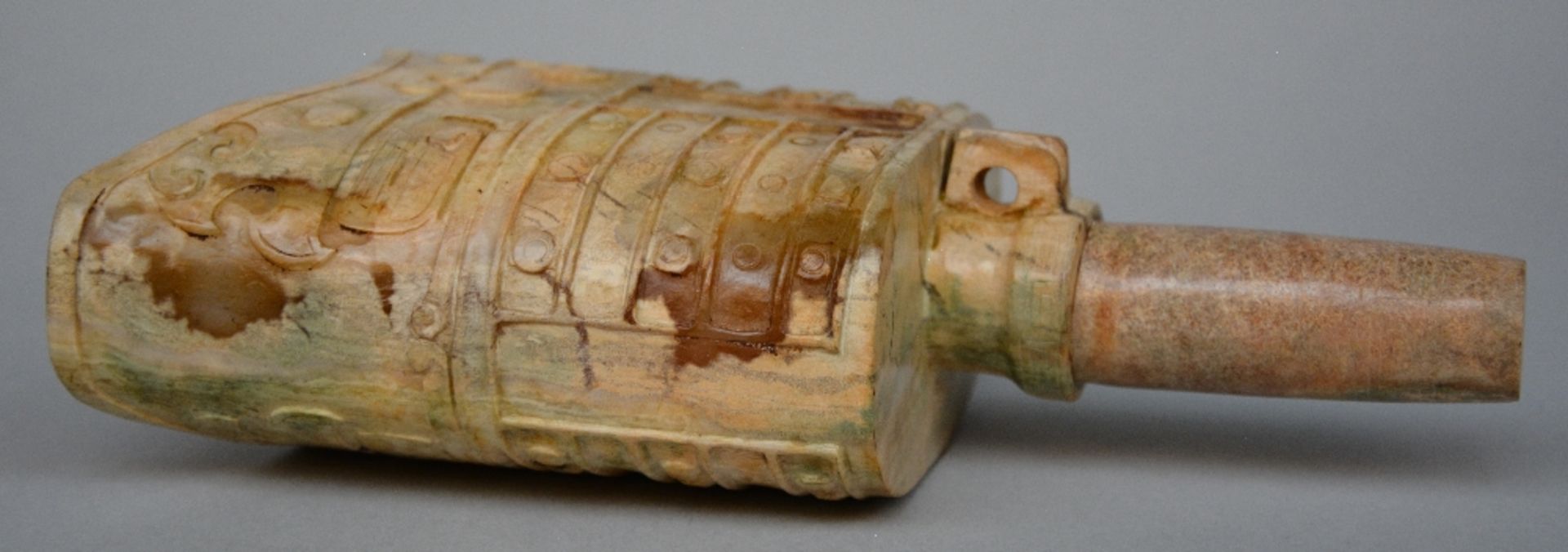 A late 19thC Chinese marble brush pot and ritual bell, H 18,5 - 21 cm (two feet of the brush pot - Bild 5 aus 11