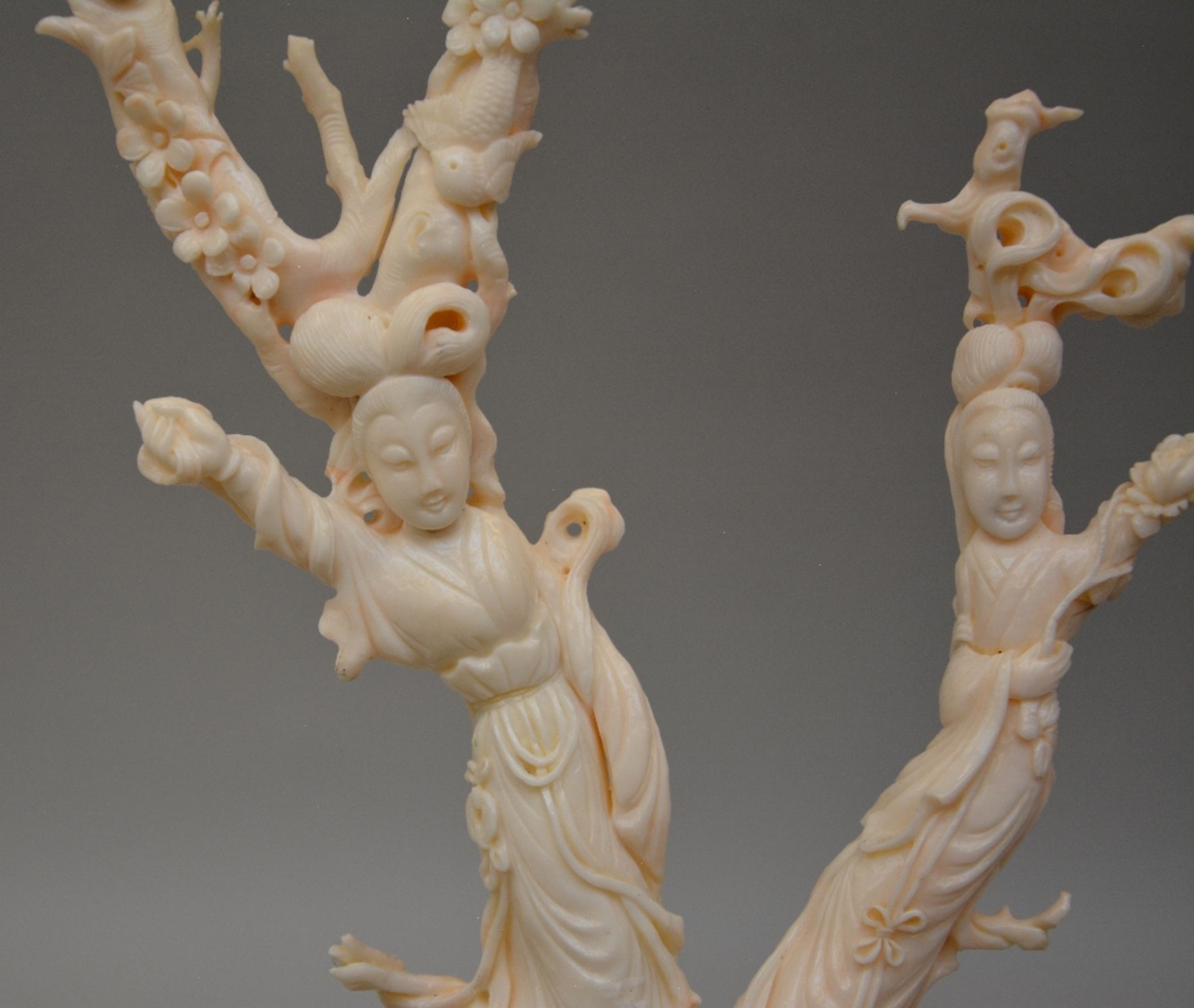 A Chinese white coral sculpture carved with figures, birds and flowers, on a wooden base, H 45 - Bild 6 aus 9