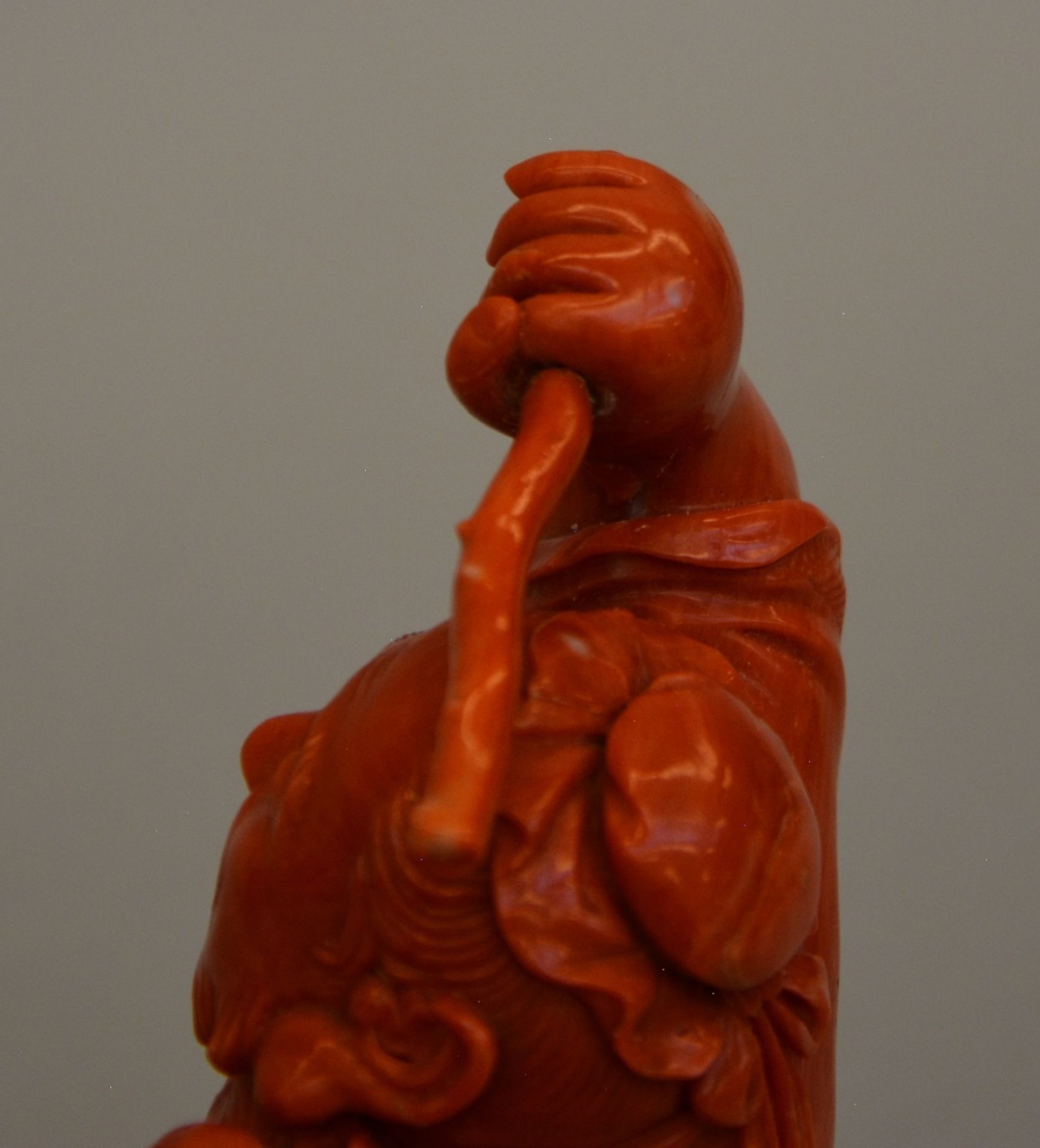 A Chinese carved red coral sculpture of an old man with a child, H 16,5 cm, Weight 565 g (minor - Bild 6 aus 6