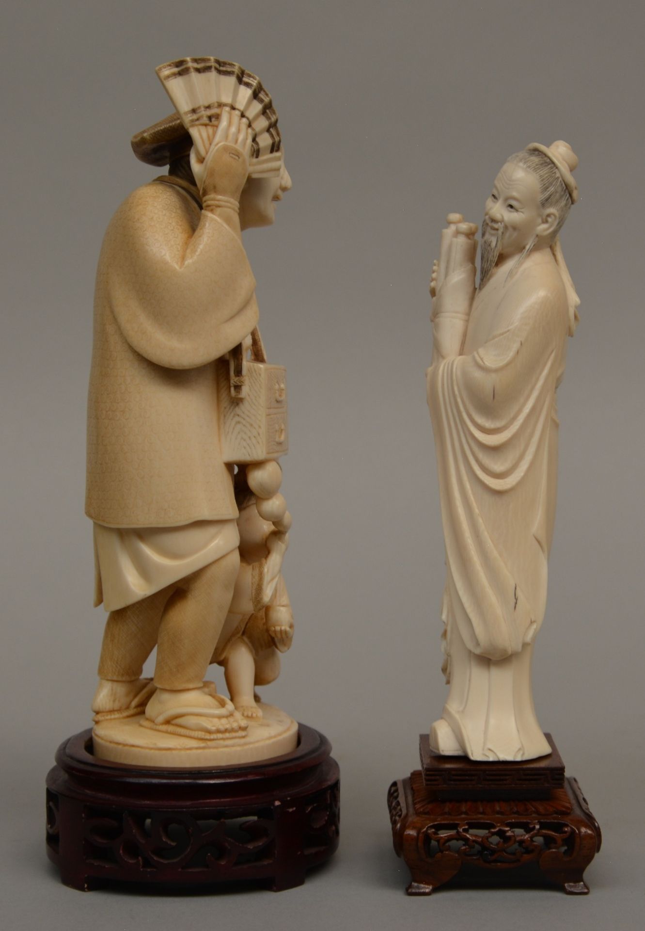 A Japanese ivory okimono of a soap vendor, Meiji period, H 24 cm (without base) - 28 (with base), - Image 2 of 6
