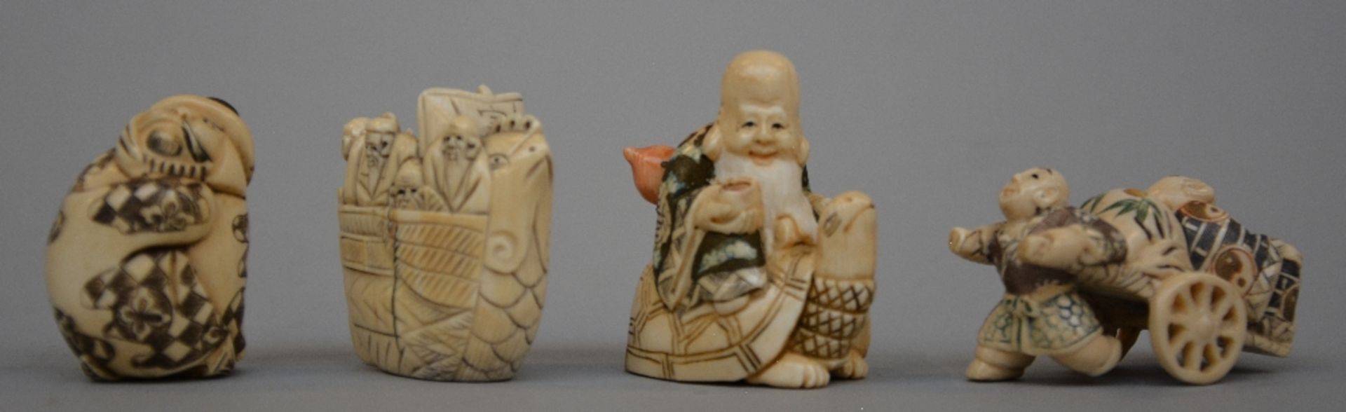 Ten ivory netsuke/okimono, scrimshaw decorated, first half of 20thC, H 4,7 - 2,6 cm, Total weight - Image 3 of 4