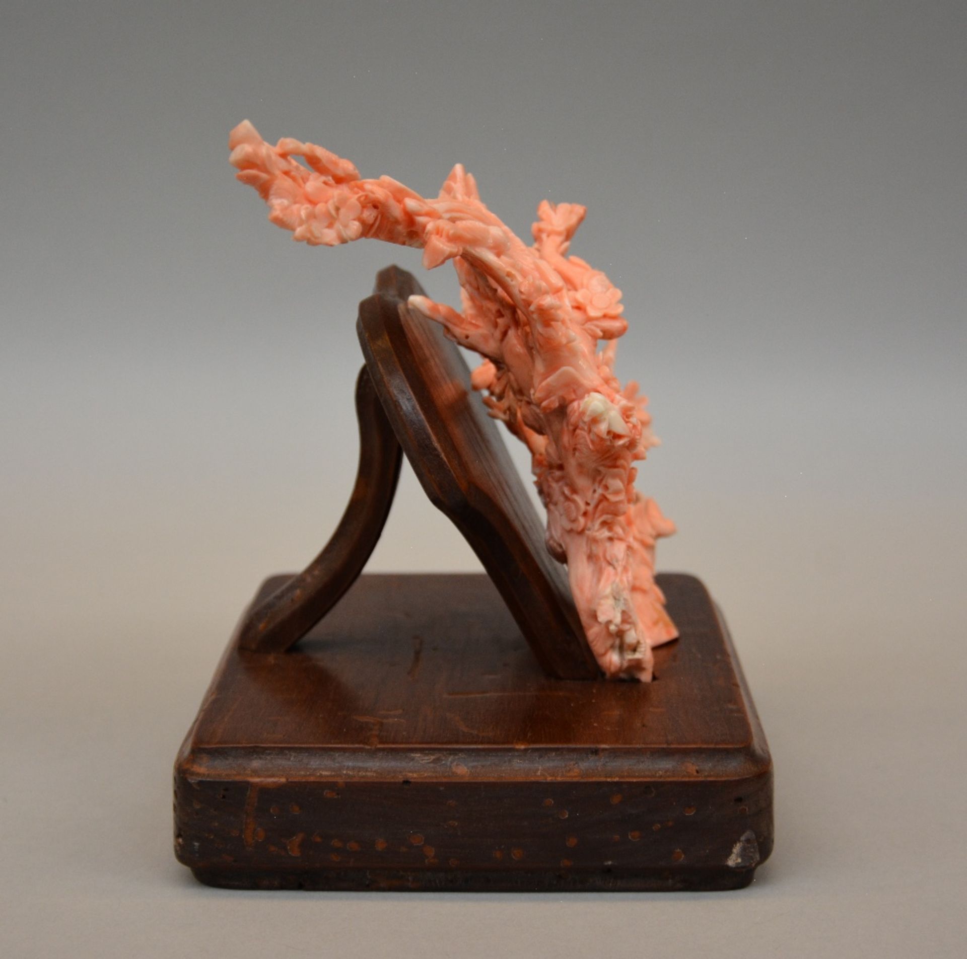 A Chinese red coral sculpture depicting birds and flowers, on a wooden base, H 19,5 - Weight about - Bild 4 aus 8