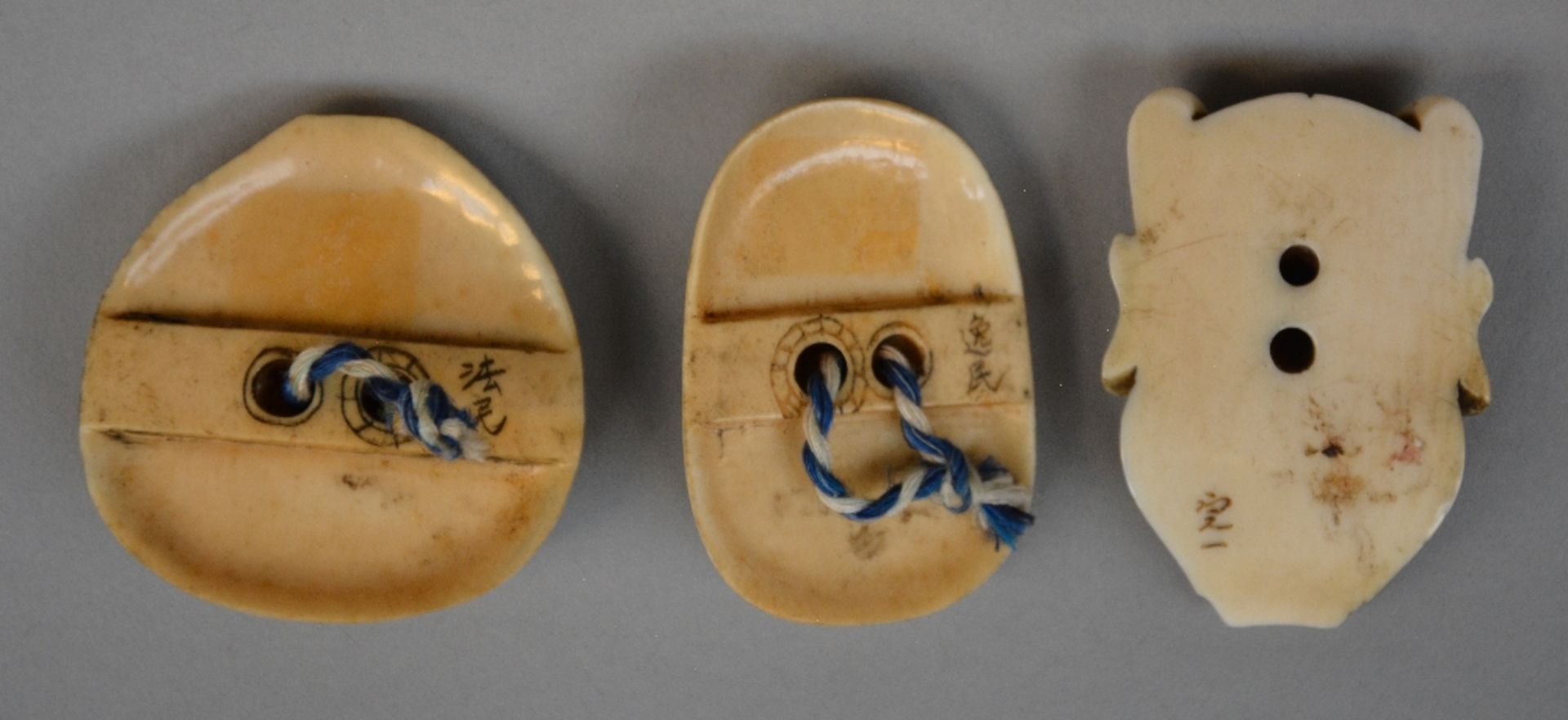 Ten Japanese ivory netsuke, scrimshaw decorated, Meiji period, H 1 > 6,1 cm, Total weight 277 g - Image 9 of 9