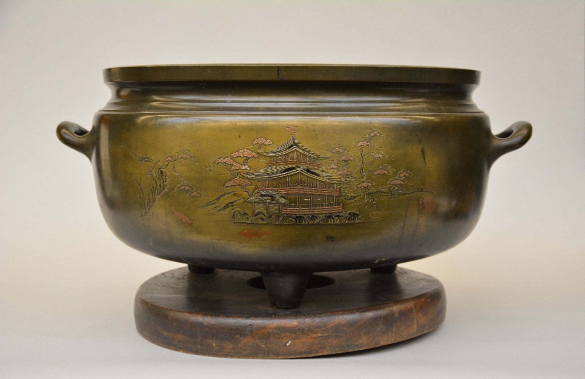An exceptional Japanese bronze incense burner on a wooden base, late Edo period, H 36,5 - W 70 cm (
