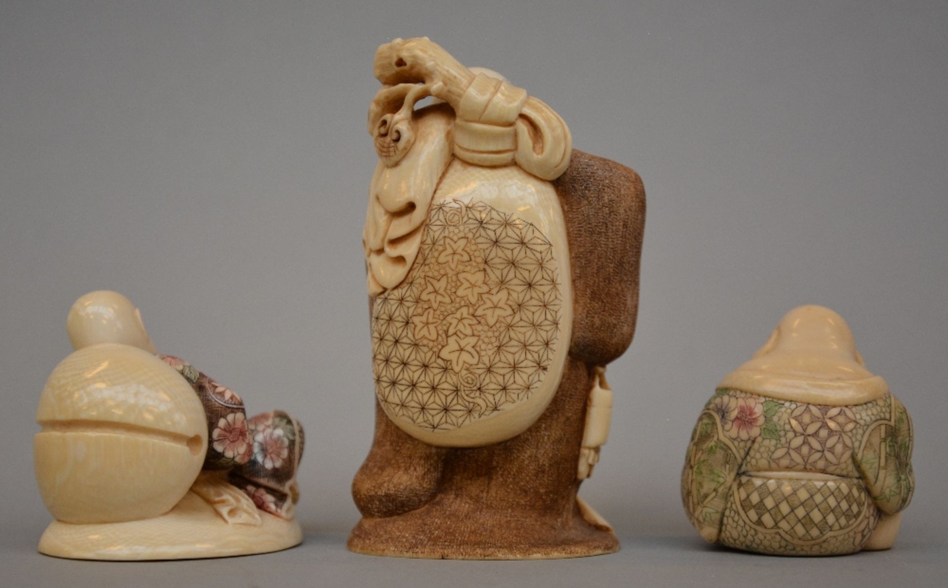 Three Japanese ivory okimono, scrimshaw decorated, first half of 20thC, H 10,3 / 5,5 / 5 cm, Total - Image 2 of 3