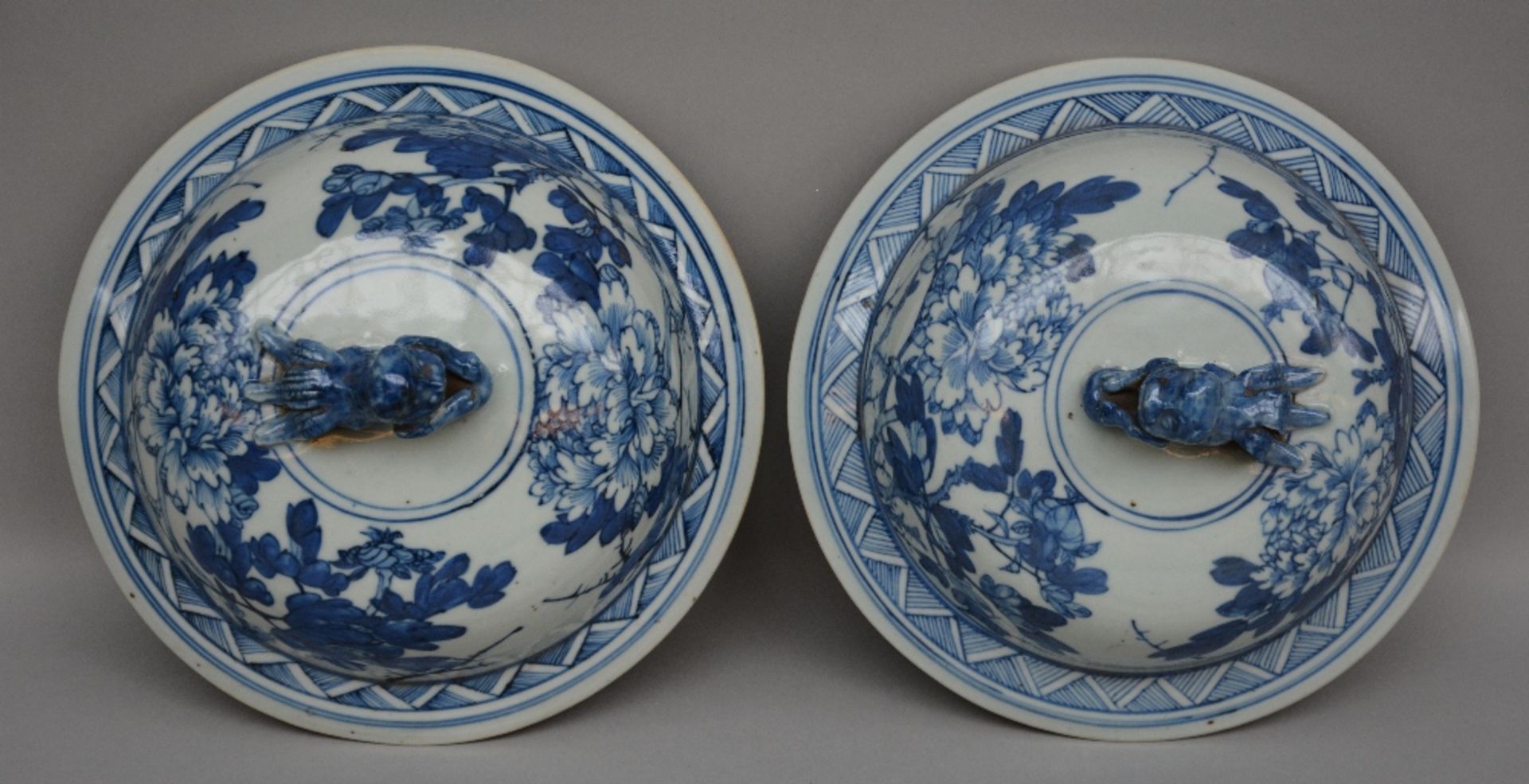 A pair of impressive Chinese blue and white vases with cover, decorated with the image of birds on a - Bild 7 aus 9