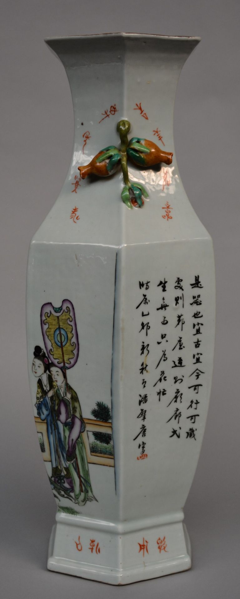 An exceptional Chinese hexagonal polychrome vase with relief decoration, signed by the artist Pan - Bild 2 aus 6