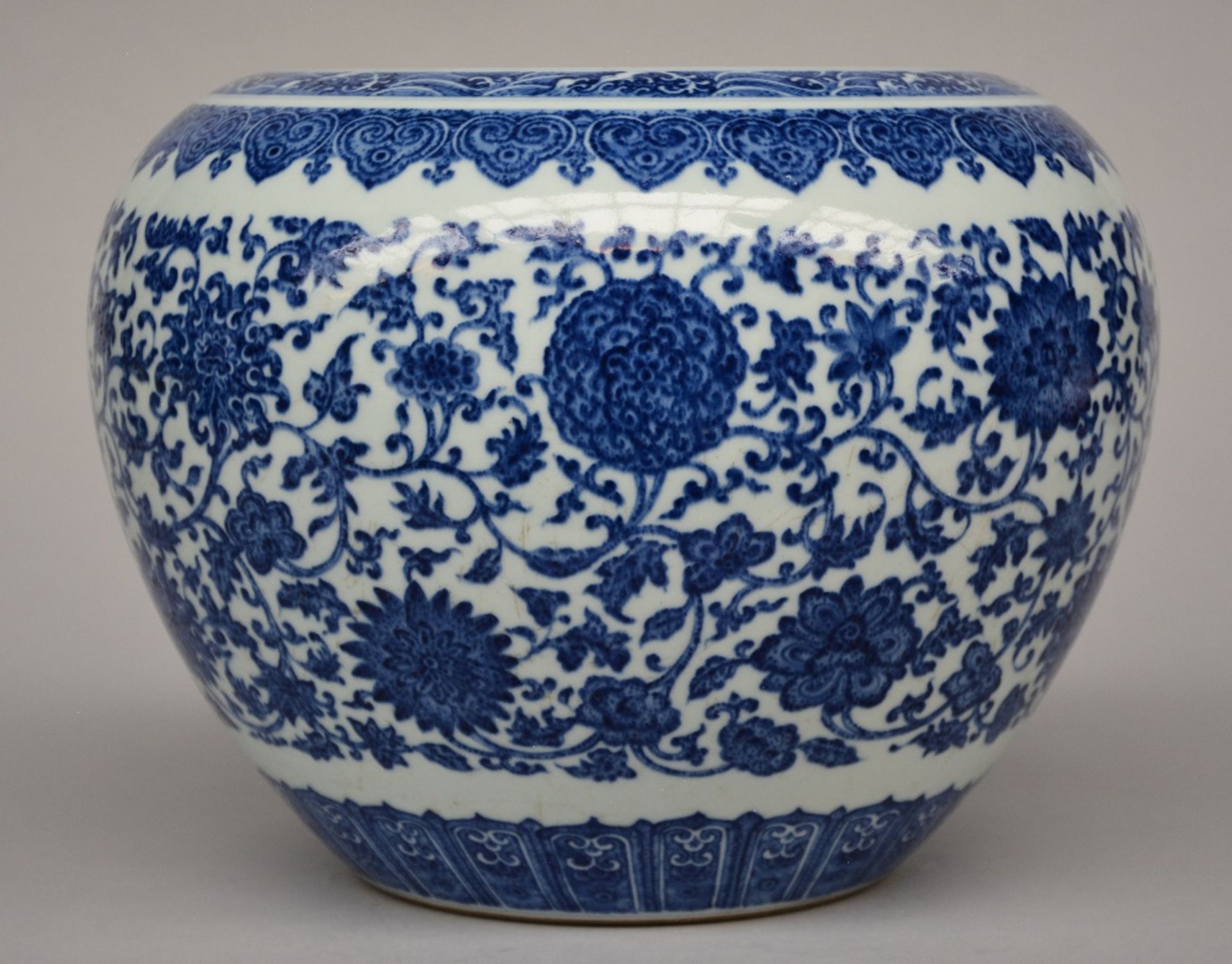 A Chinese blue and white floral bowl, marked Qianlong (1739 - 1795), H 23,5 cm - Image 4 of 8