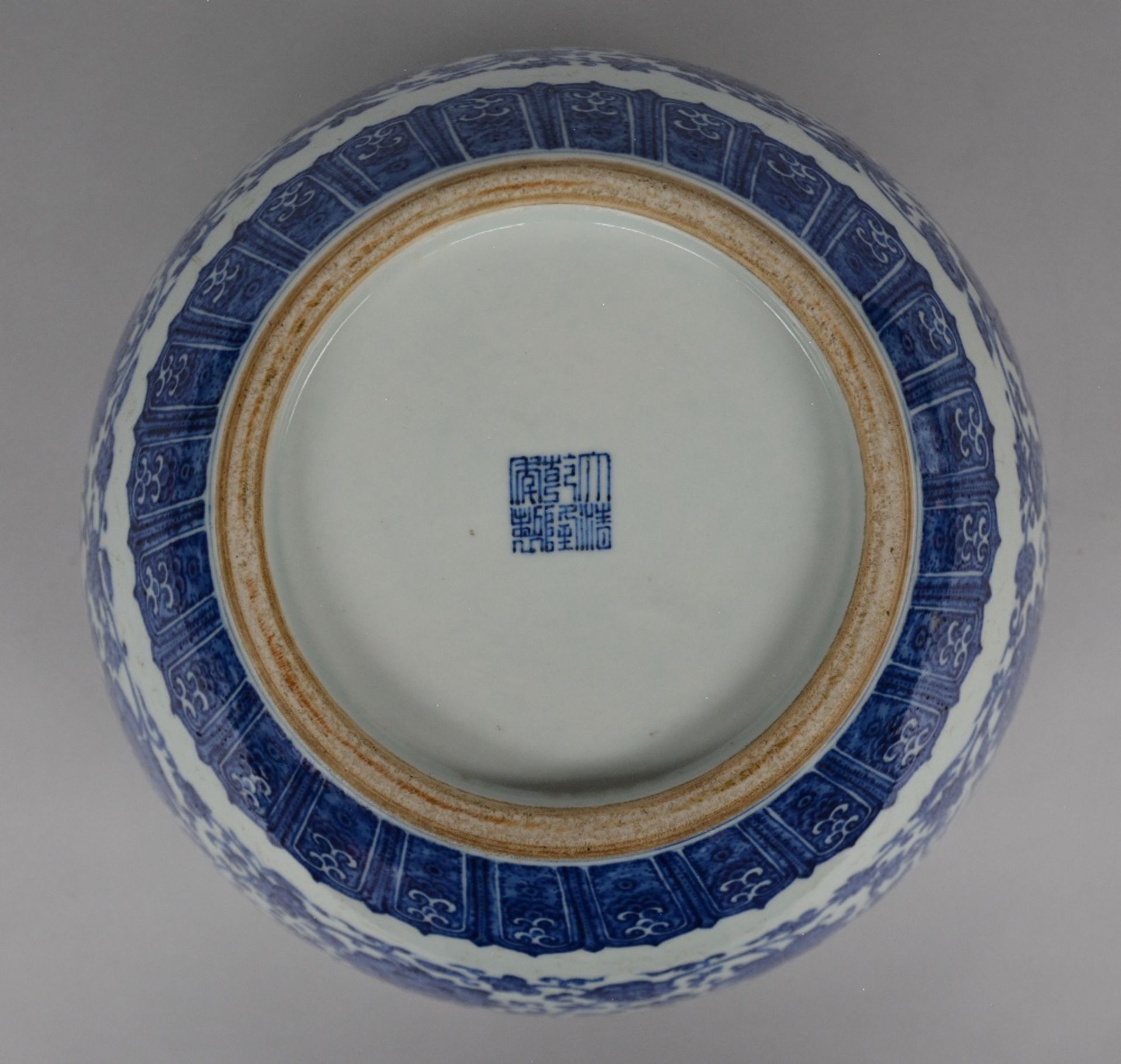 A Chinese blue and white floral bowl, marked Qianlong (1739 - 1795), H 23,5 cm - Image 8 of 8