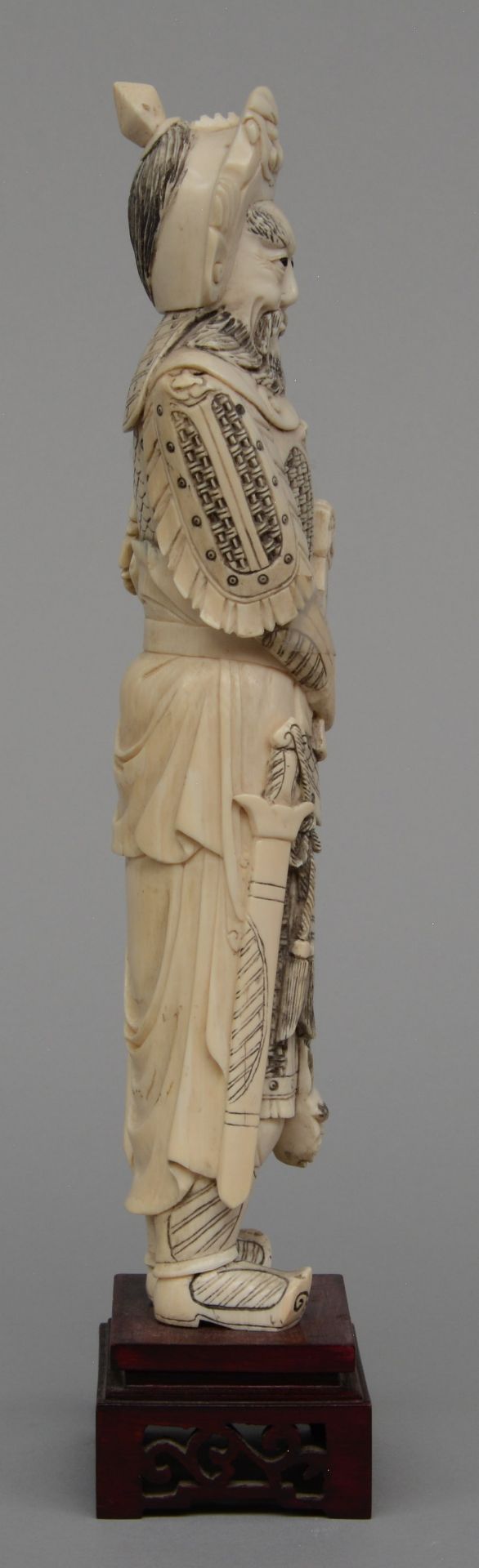 A Chinese ivory carved warrior on a wooden base, ca. 1900, H 35 cm - Image 4 of 6