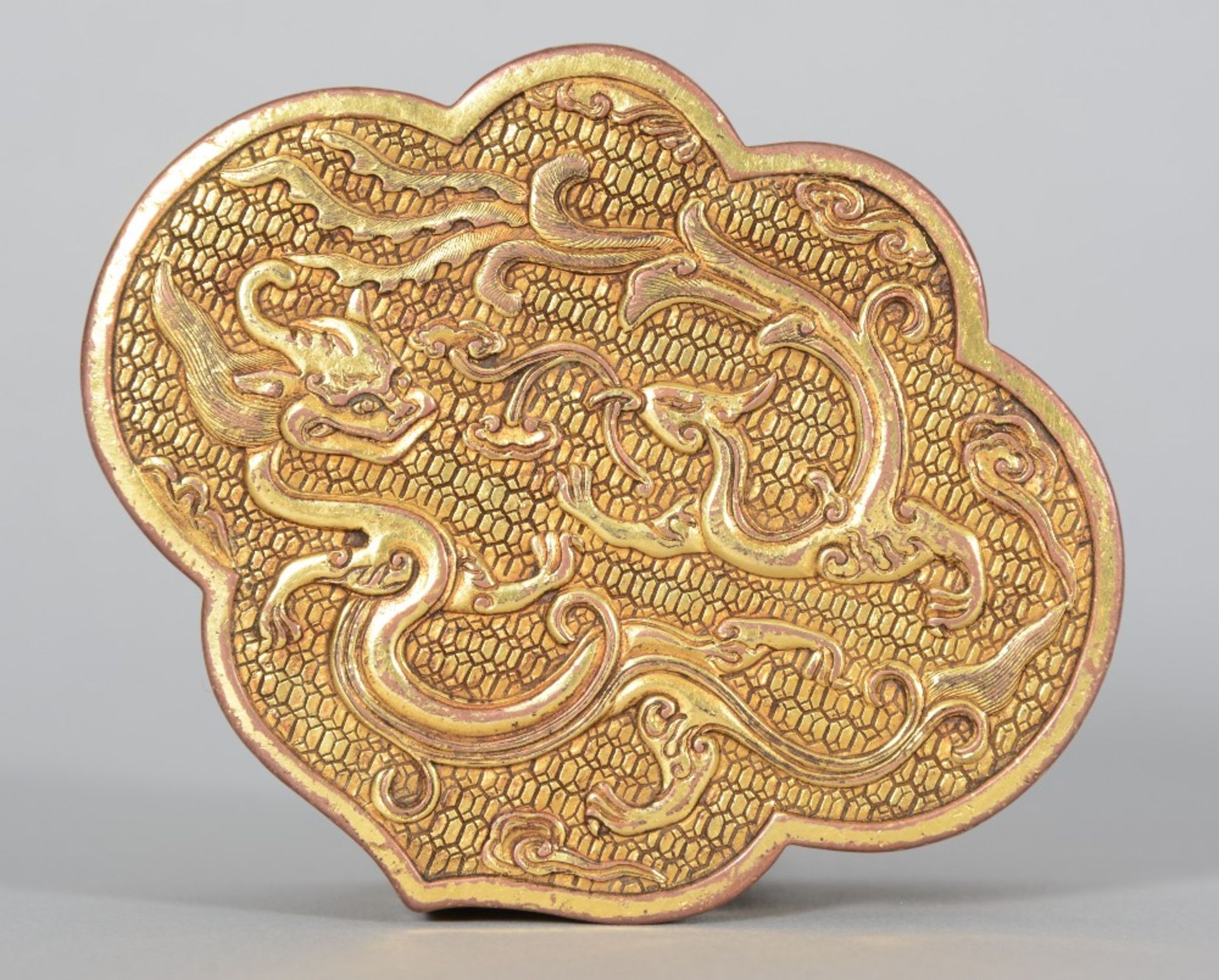 A Chinese gilt bronze box with cover, relief decorated with a dragon, a phoenix and flowers, - Image 6 of 8