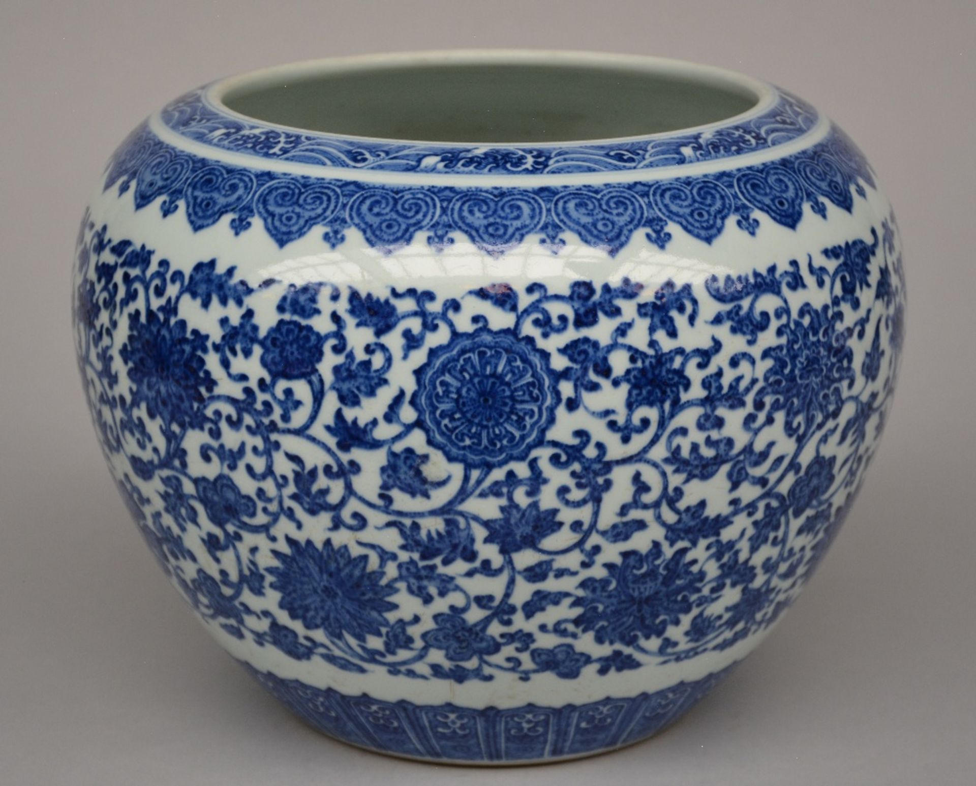 A Chinese blue and white floral bowl, marked Qianlong (1739 - 1795), H 23,5 cm - Image 2 of 8