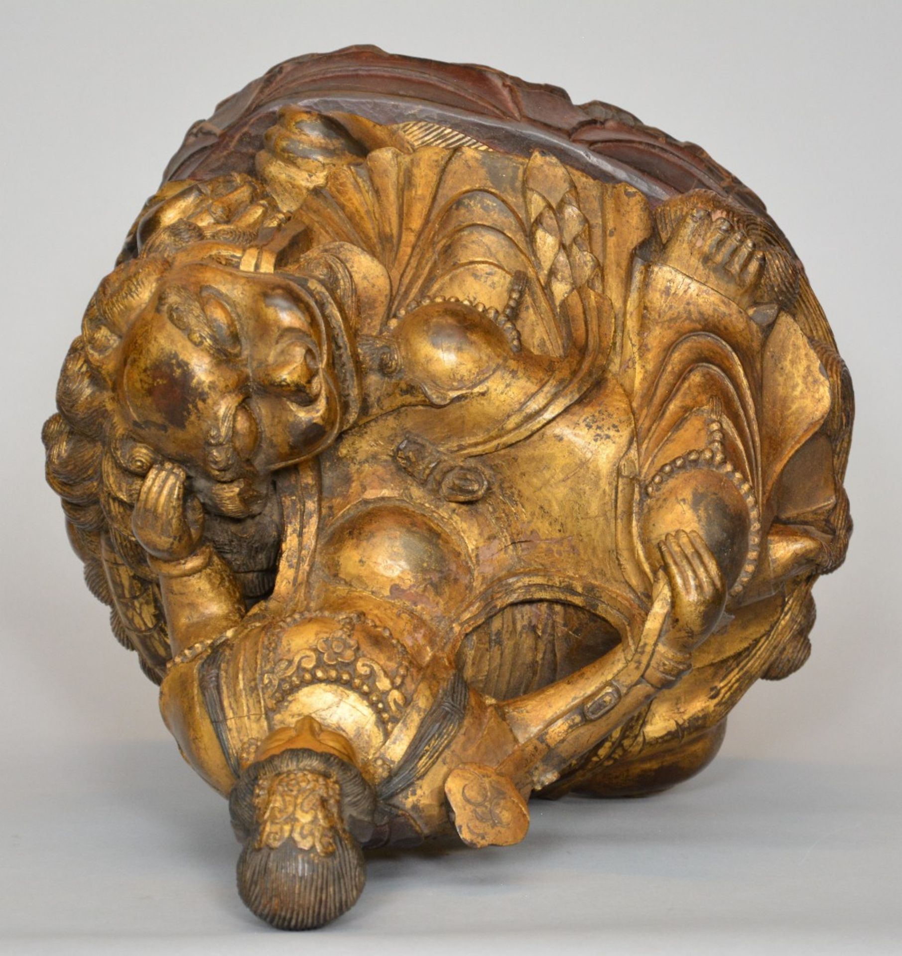 A Chinese polychromed and gilt wooden sculpture figuring a Guanyin sitting on a Fu lion, ca. 1900, H - Image 5 of 6