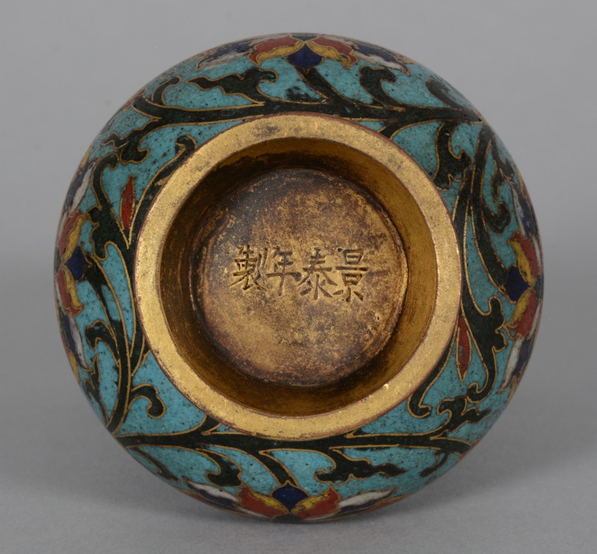 A small Chinese cloisonné vase, marked Qianlong, H 12,5 cm - Image 6 of 7