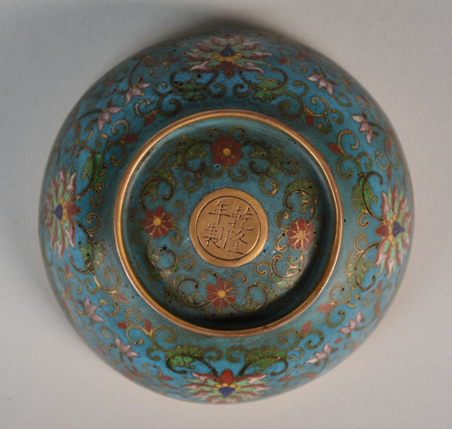 A Chinese cloisonné ointment box, marked Qianlong, H 8,5 - Diameter 10 cm - Image 9 of 9