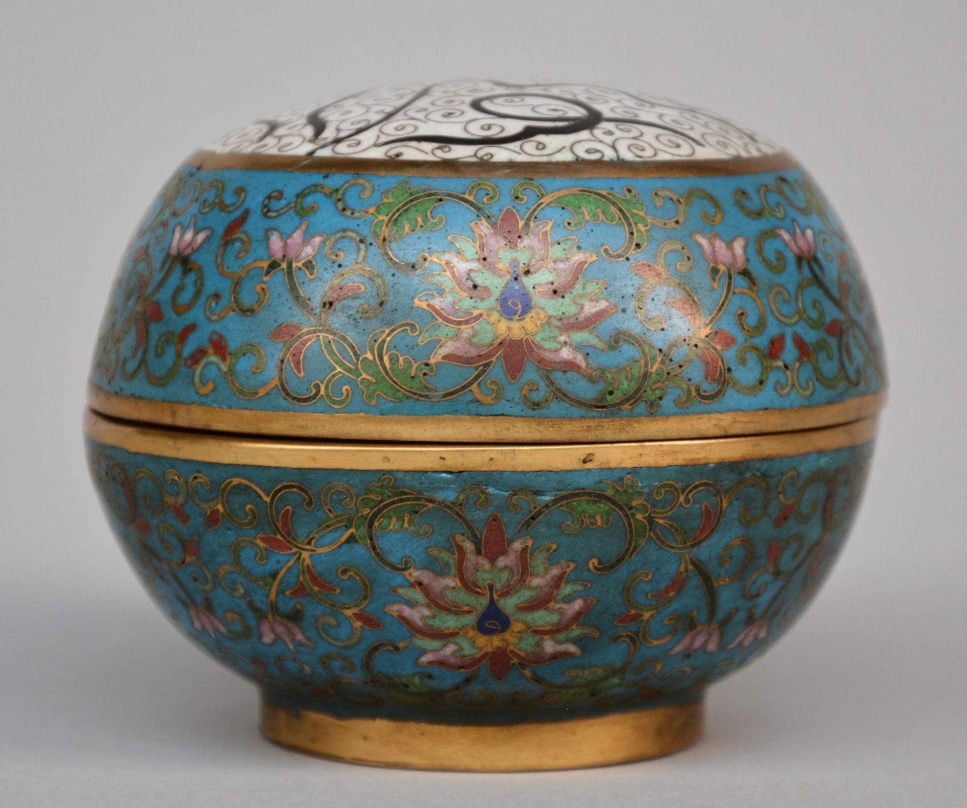 A Chinese cloisonné ointment box, marked Qianlong, H 8,5 - Diameter 10 cm - Image 4 of 9