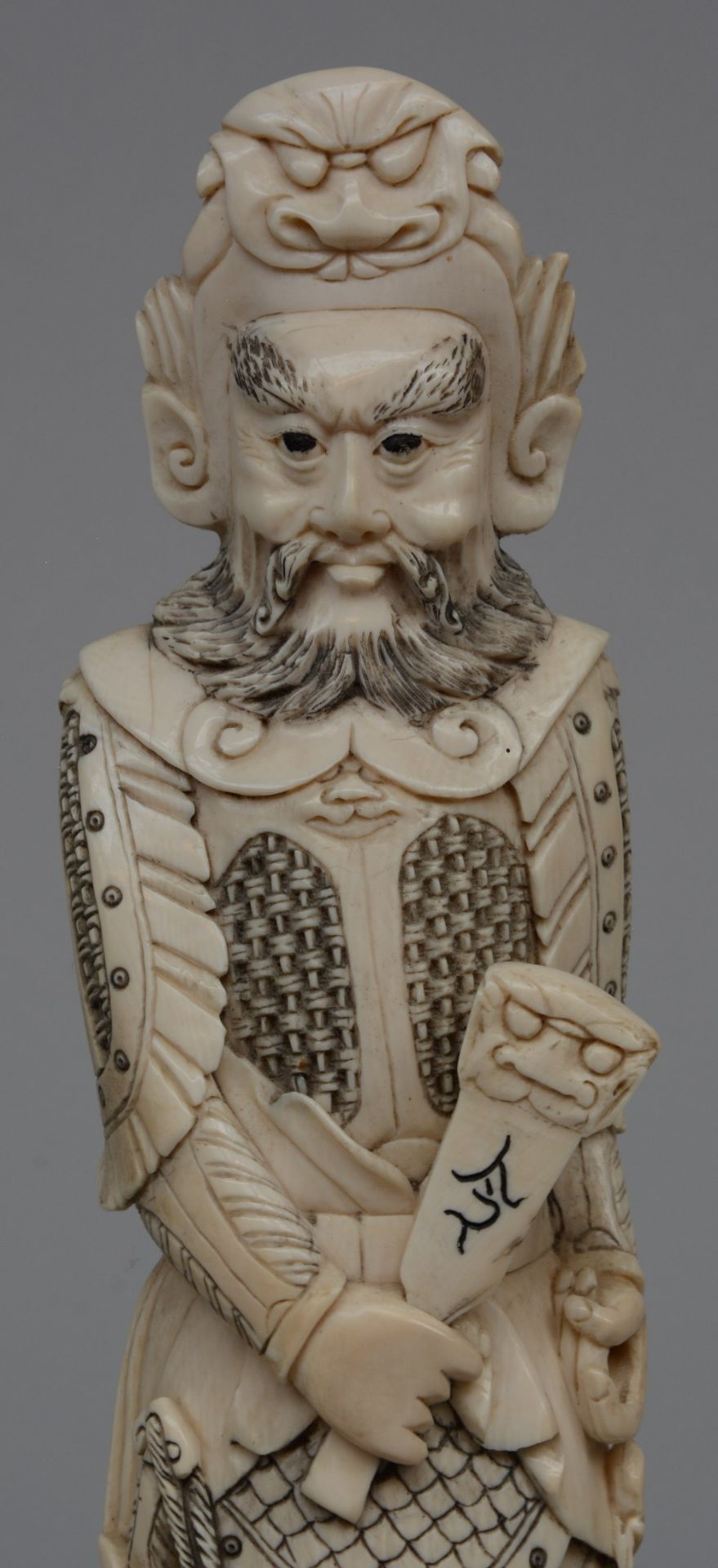 A Chinese ivory carved warrior on a wooden base, ca. 1900, H 35 cm - Image 5 of 6