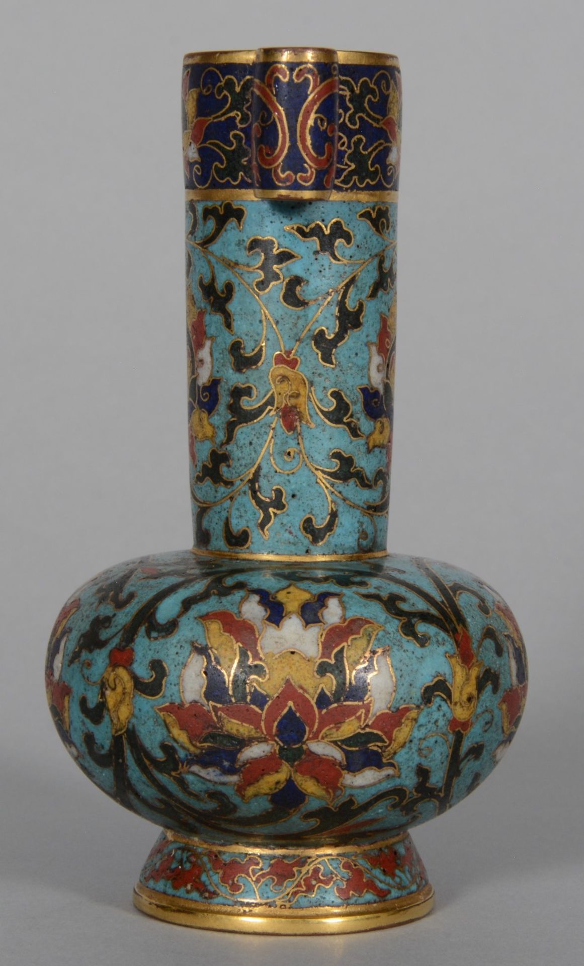 A small Chinese cloisonné vase, marked Qianlong, H 12,5 cm - Image 4 of 7