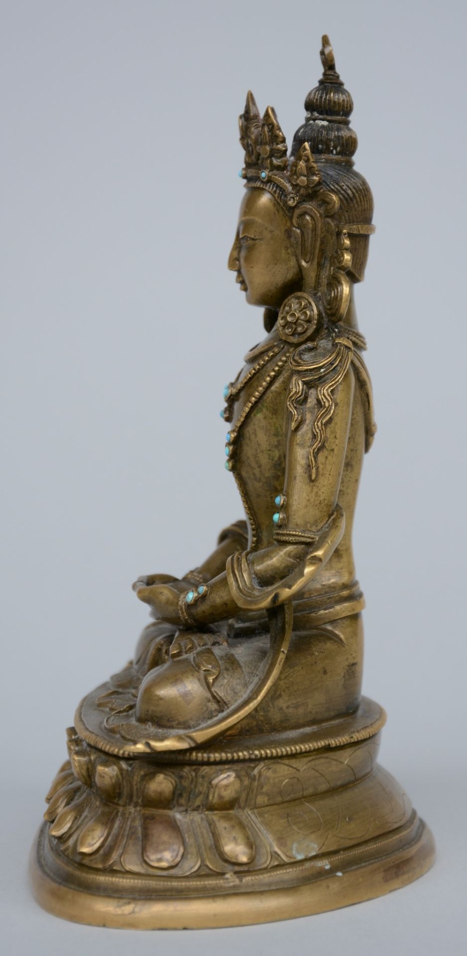 A Tibetan bronze seated Buddha with inlay turqouise, semi-precious stones, 18thC, H 17,5 cm - Image 2 of 7