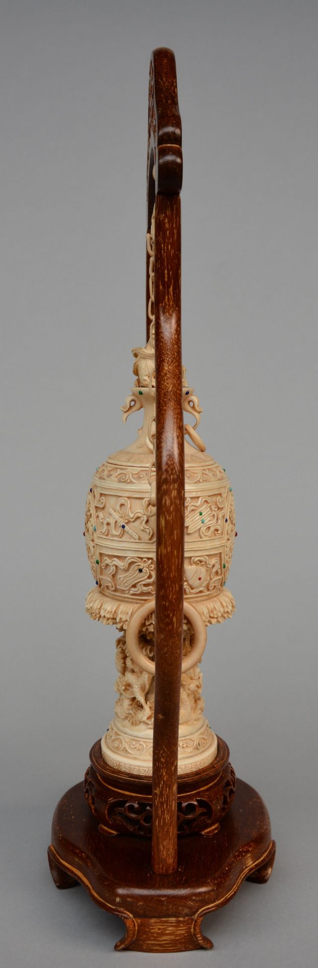 A Chinese ivory vase with cover with relief decoration of dragons, inlaid with various precious - Image 4 of 10
