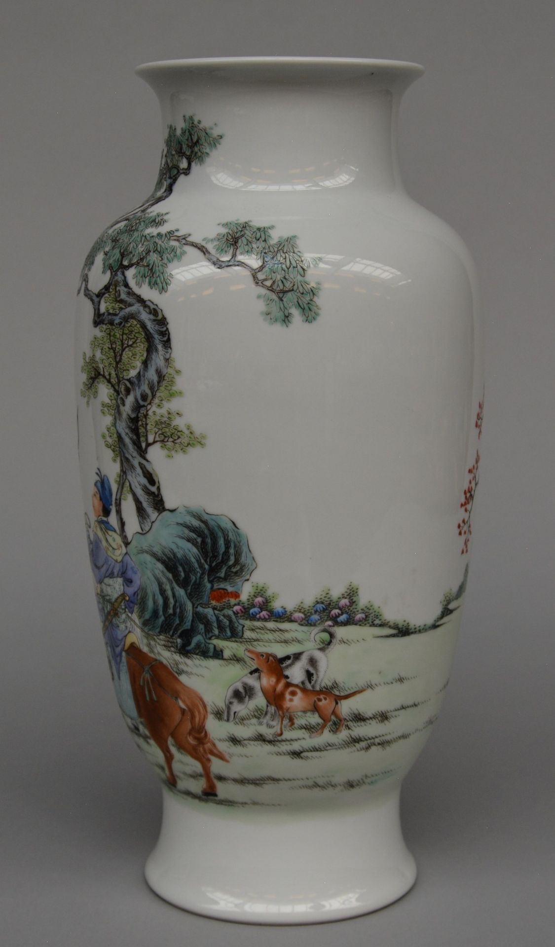 A Chinese polychrome decorated vase, painted with a hunting scene, marked, 20thC, H 36,5 cm - Image 2 of 9