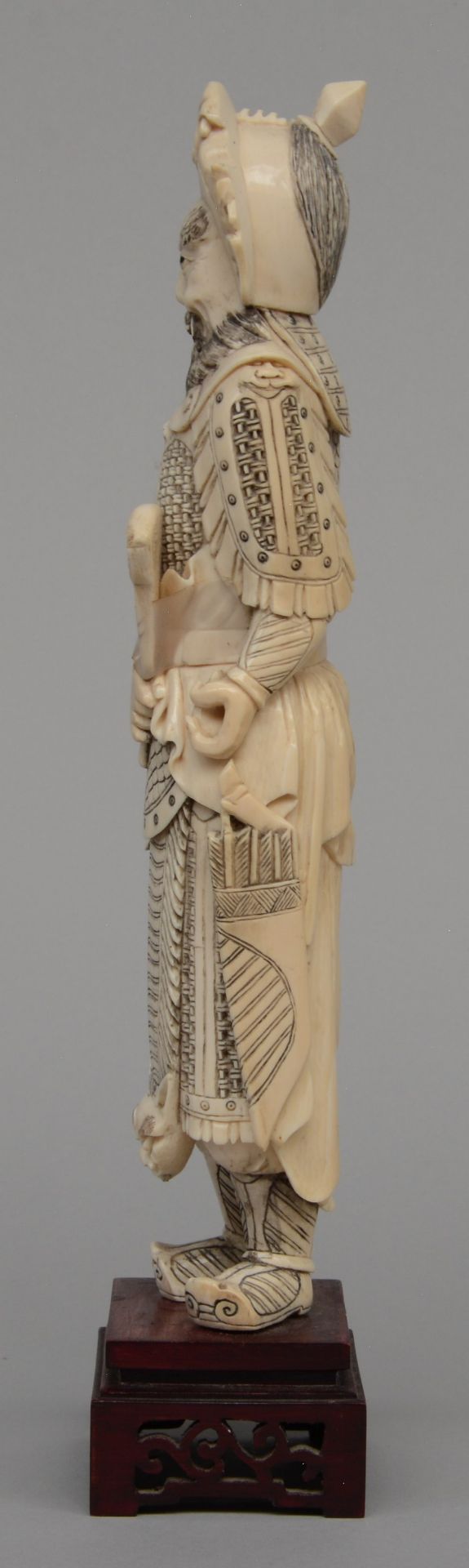 A Chinese ivory carved warrior on a wooden base, ca. 1900, H 35 cm - Image 2 of 6