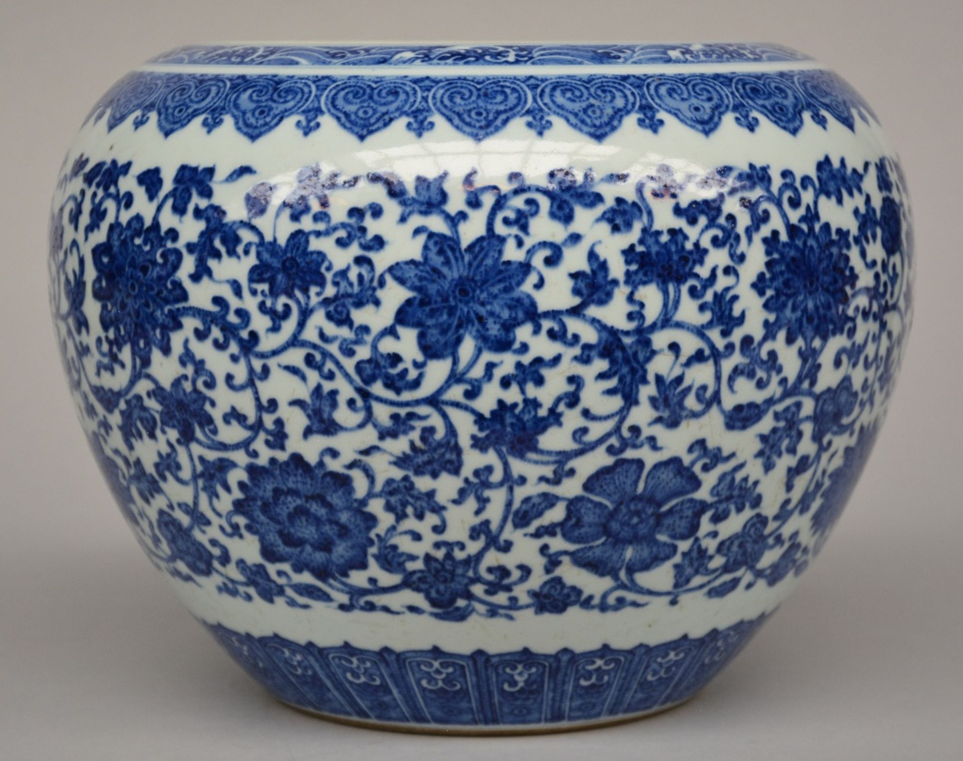 A Chinese blue and white floral bowl, marked Qianlong (1739 - 1795), H 23,5 cm - Image 6 of 8