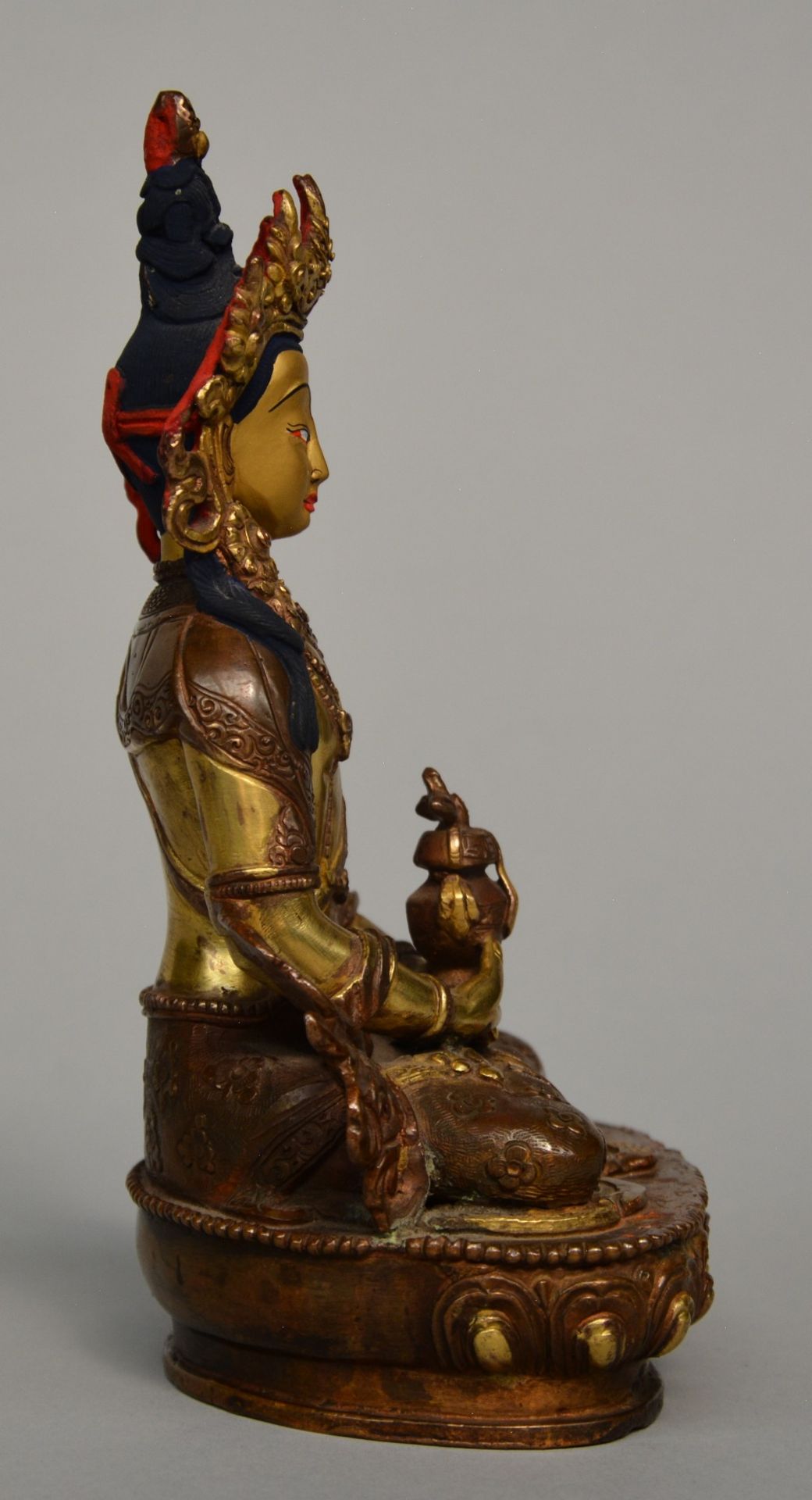 A Tibetan gilt bronze Buddha, H 20 cm - Image 4 of 6