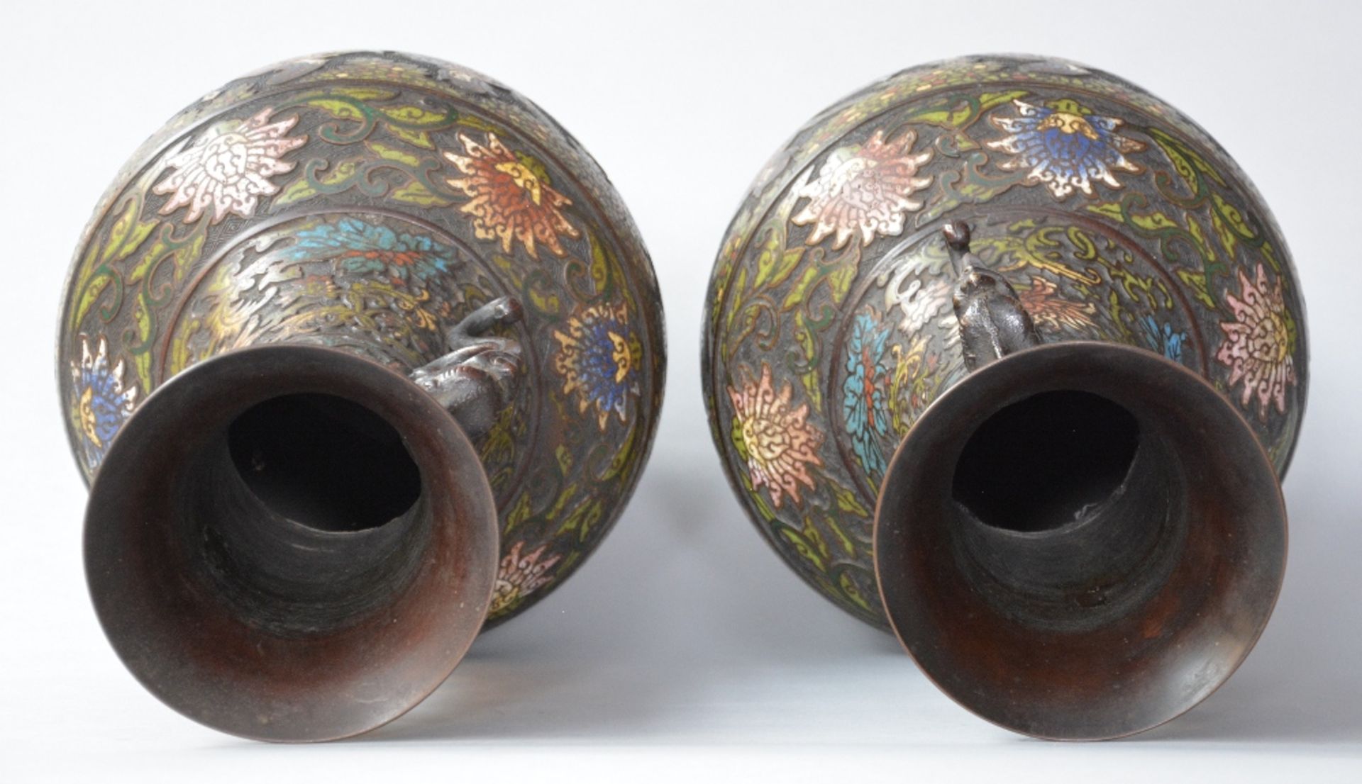 A pair of Chinese champlevé vases, decorated with horse riders and floral motifs, marked, 19thC, H - Image 5 of 9