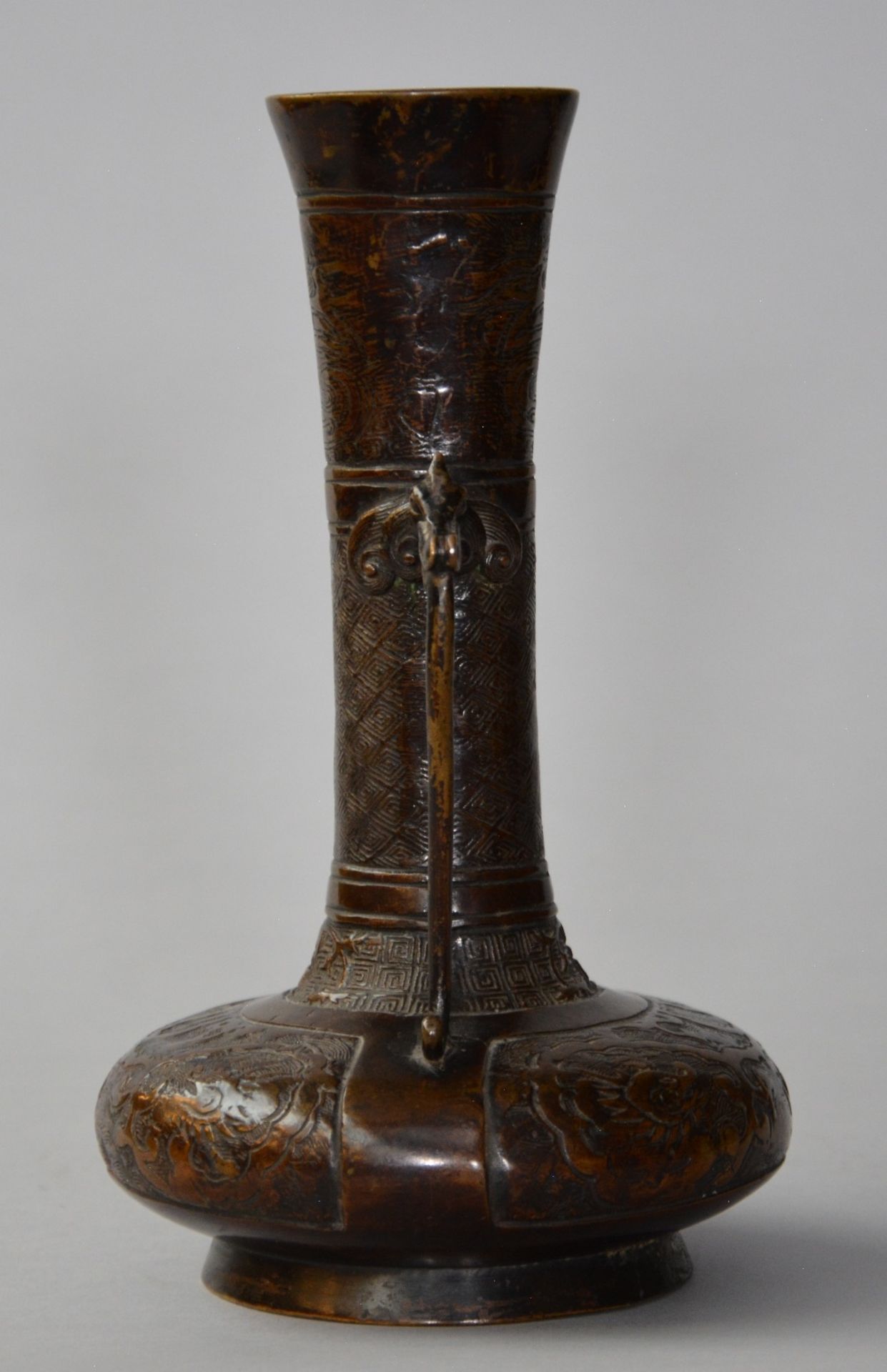 An archaic Chinese bronze vase with relief decoration of dragons, H 23,5 cm - Image 4 of 6