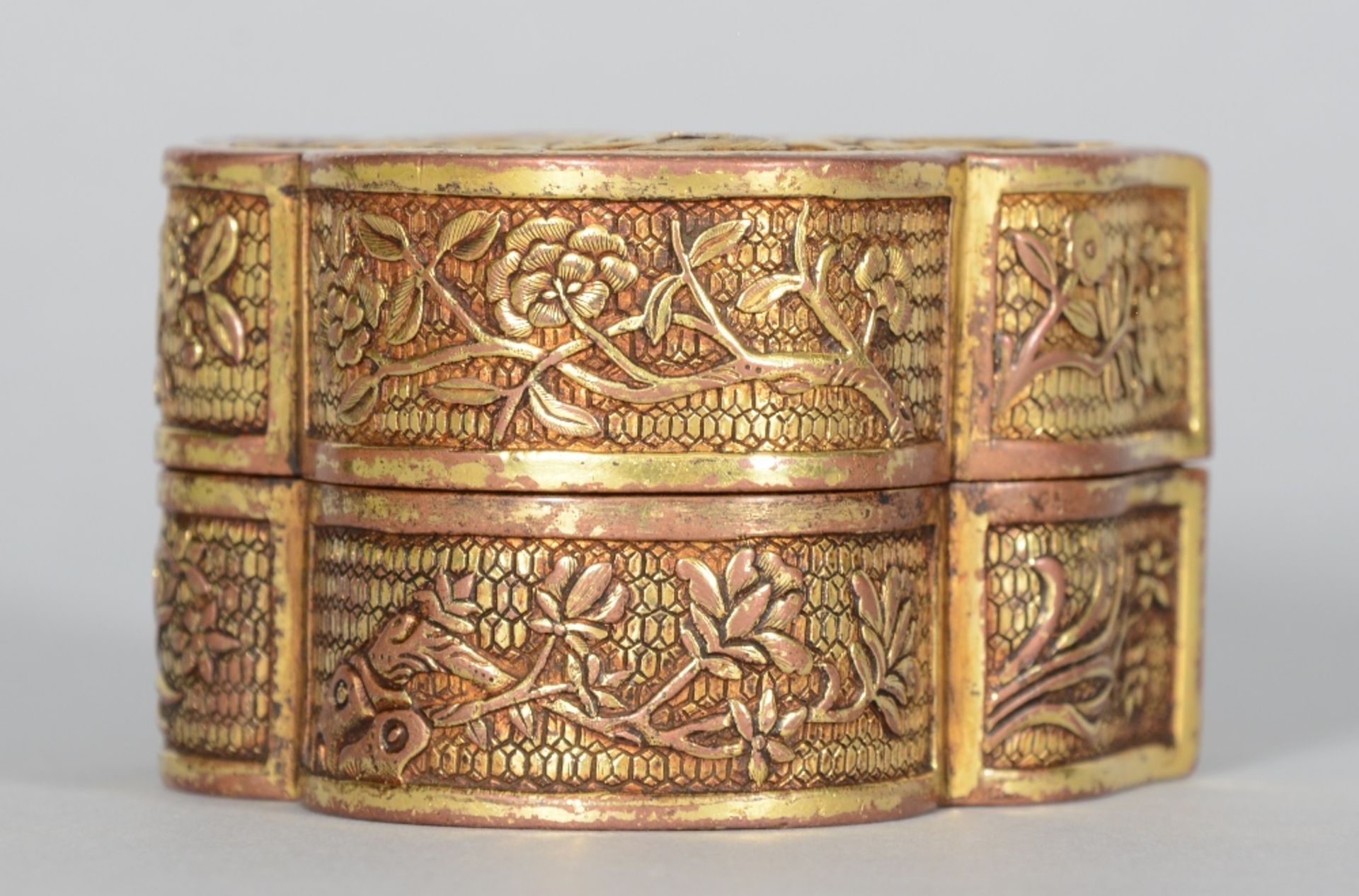 A Chinese gilt bronze box with cover, relief decorated with a dragon, a phoenix and flowers, - Image 5 of 8
