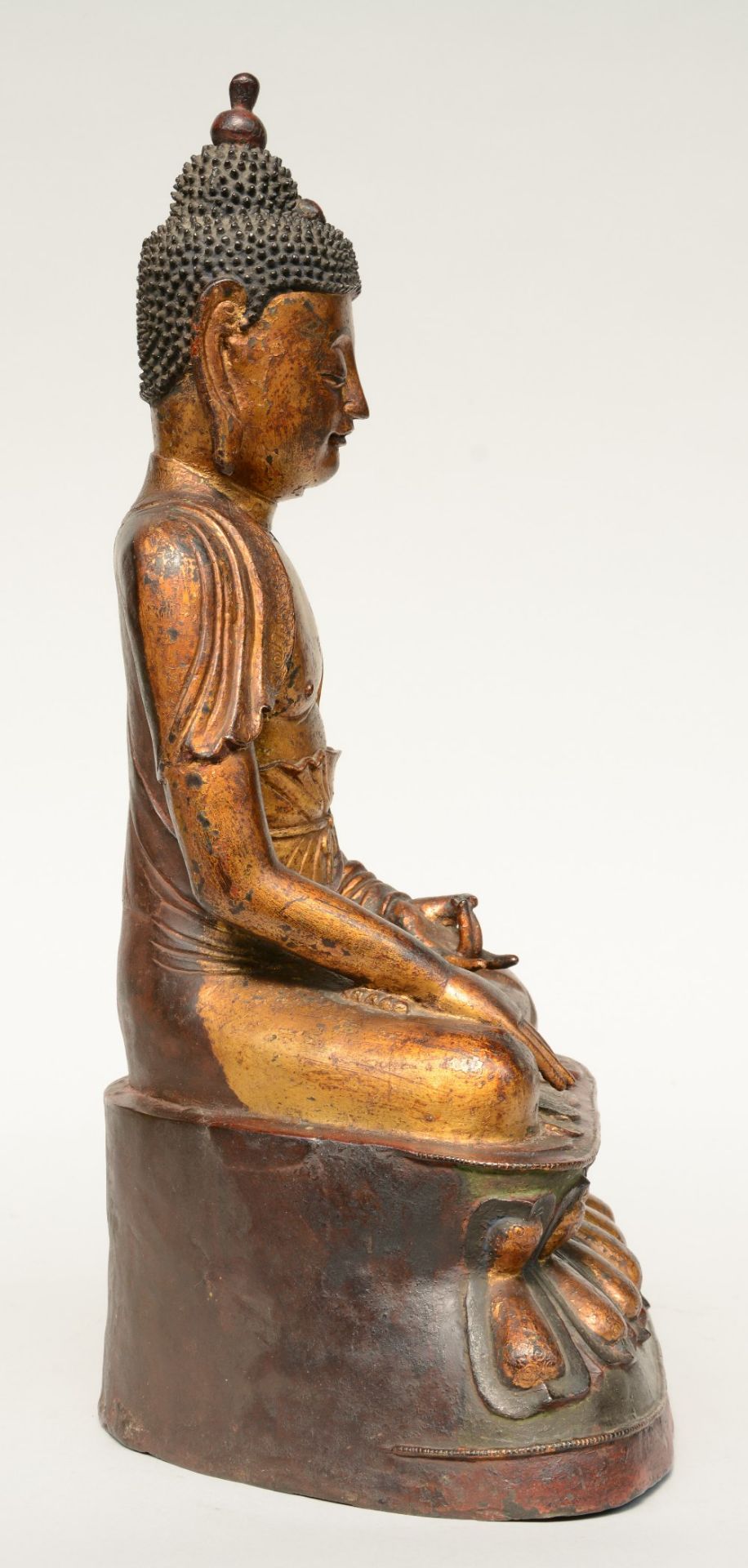 An Oriental gilt and polychrome decorated bronze Buddha, Ming, H 56,5 cm - Image 5 of 7