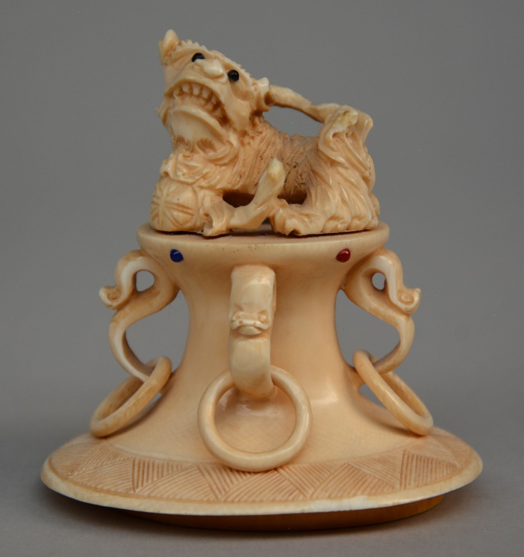 A Chinese ivory vase with cover with relief decoration of dragons, inlaid with various precious - Image 5 of 10
