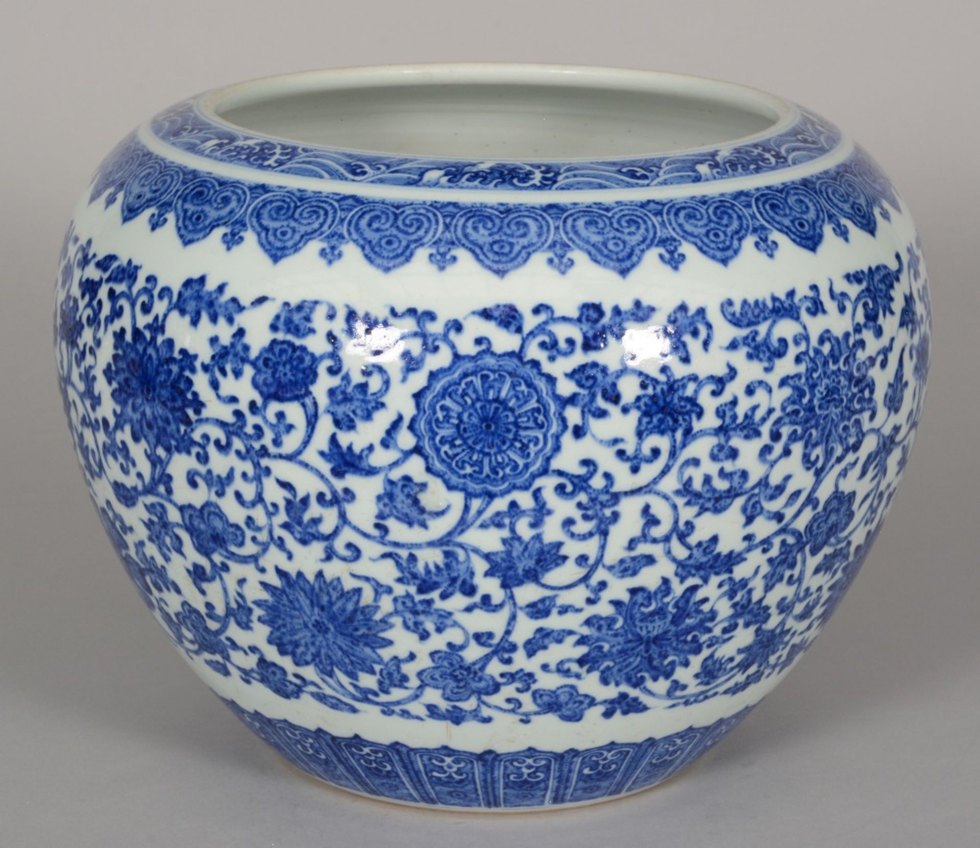 A Chinese blue and white floral bowl, marked Qianlong (1739 - 1795), H 23,5 cm