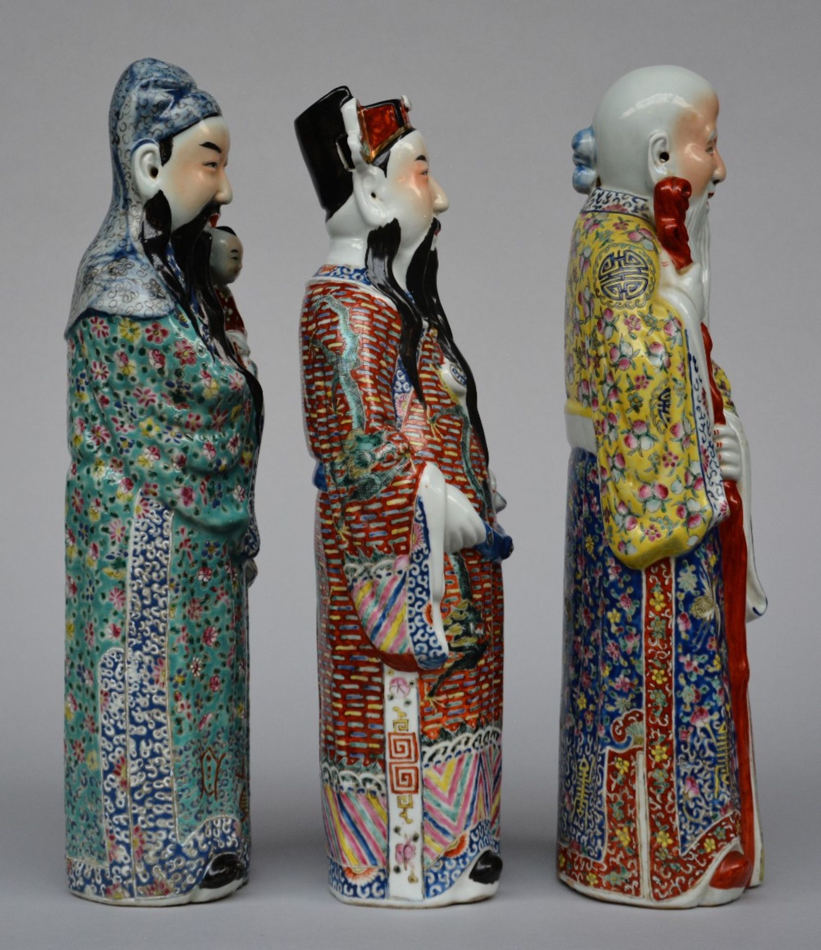 Three Chinese polychrome decorated Old Wise Men, two marked, ca. 1900, H 45,5 - 47 cm - Bild 4 aus 8