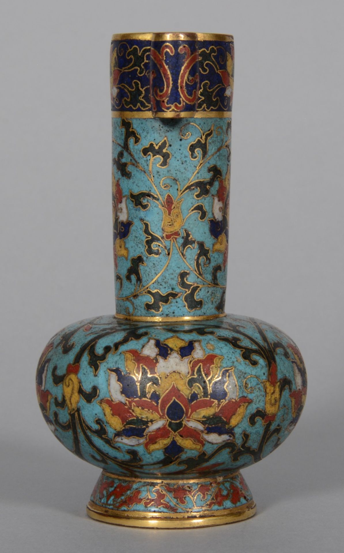 A small Chinese cloisonné vase, marked Qianlong, H 12,5 cm - Image 2 of 7