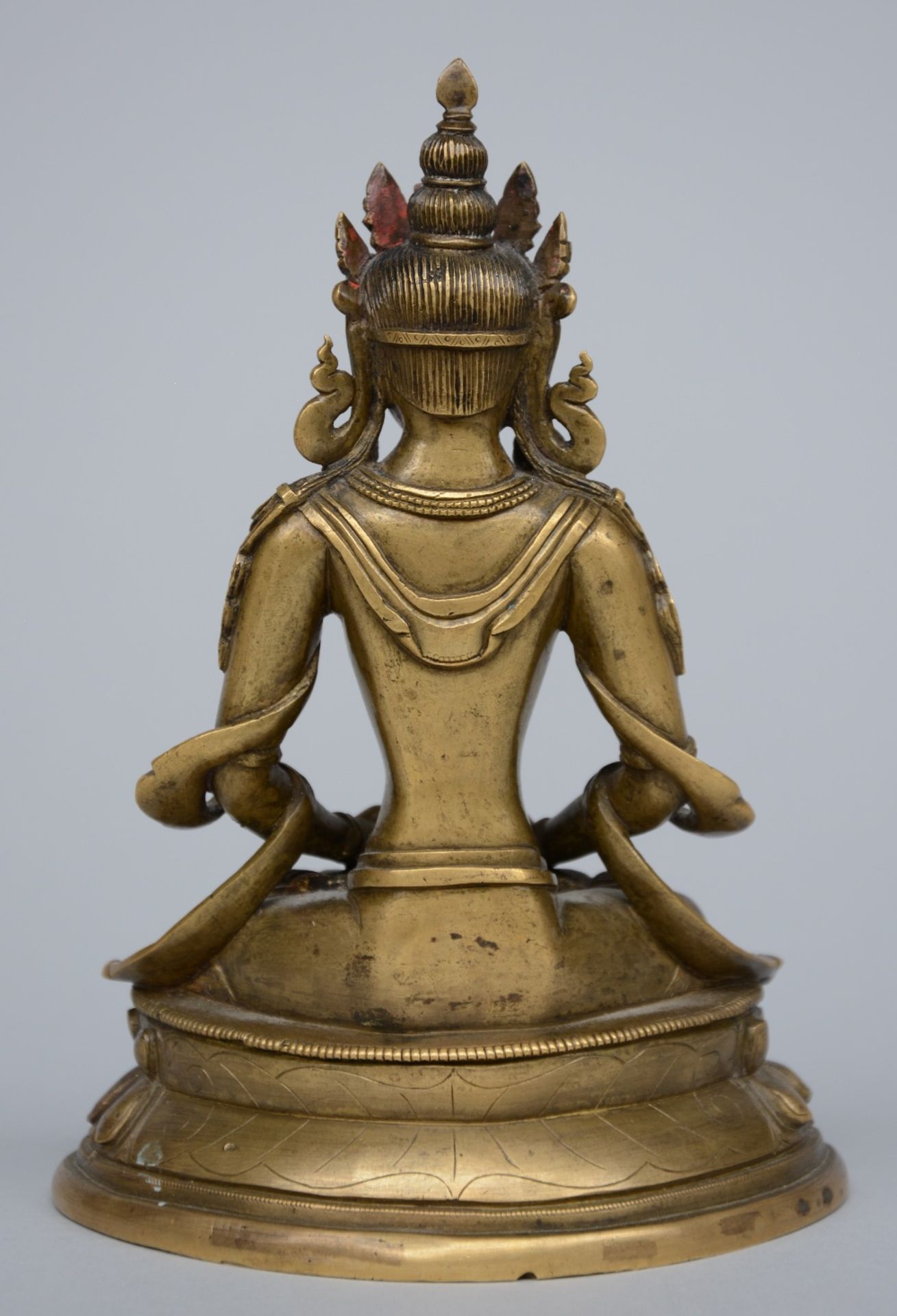 A Tibetan bronze seated Buddha with inlay turqouise, semi-precious stones, 18thC, H 17,5 cm - Image 3 of 7