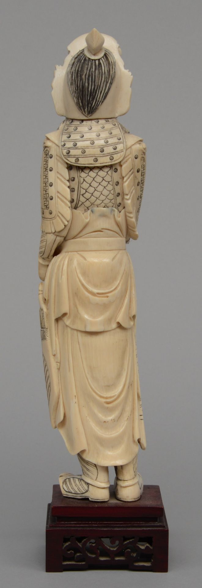 A Chinese ivory carved warrior on a wooden base, ca. 1900, H 35 cm - Image 3 of 6
