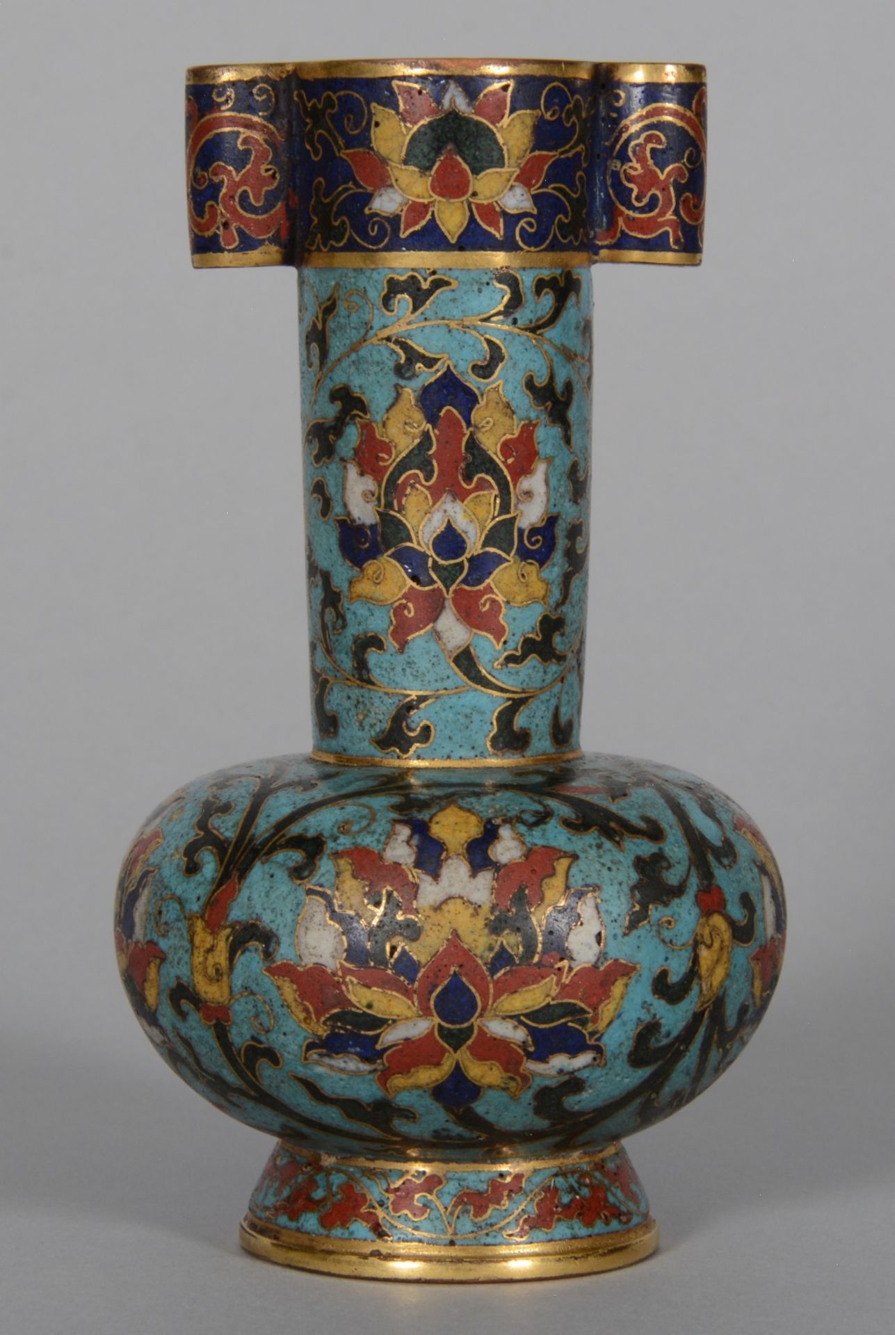 A small Chinese cloisonné vase, marked Qianlong, H 12,5 cm - Image 3 of 7