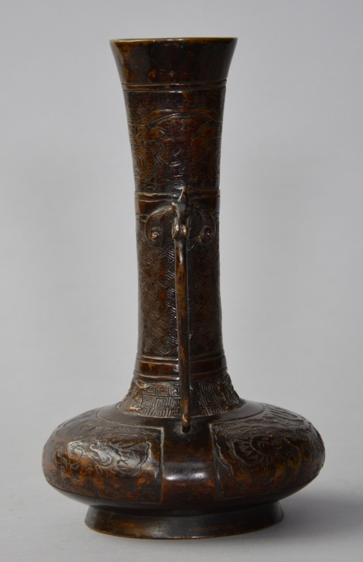 An archaic Chinese bronze vase with relief decoration of dragons, H 23,5 cm - Image 2 of 6