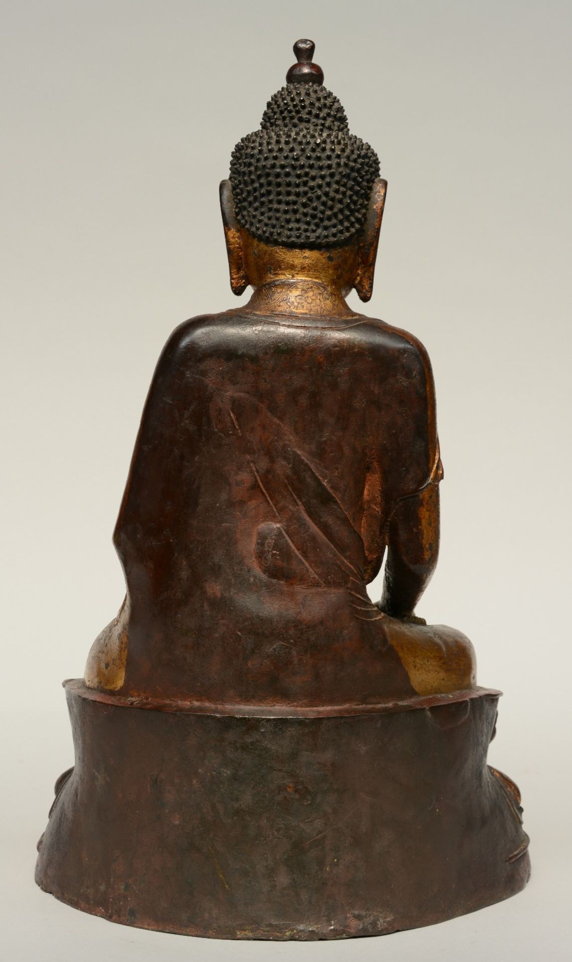 An Oriental gilt and polychrome decorated bronze Buddha, Ming, H 56,5 cm - Image 4 of 7