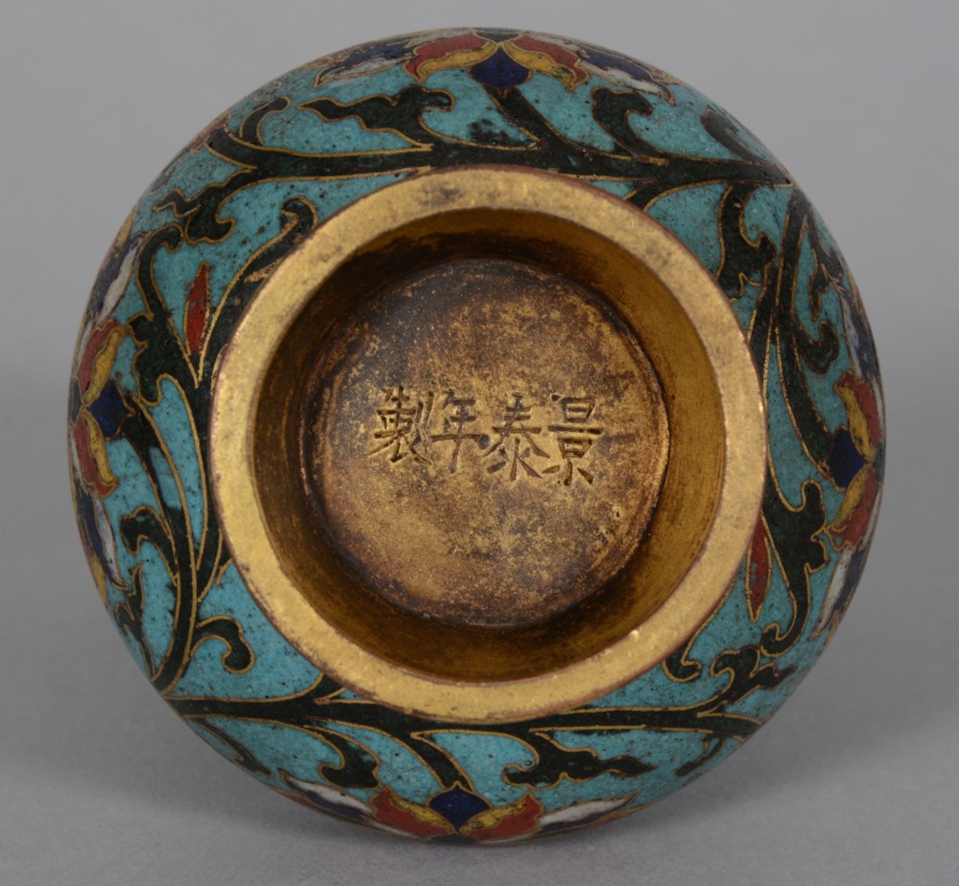 A small Chinese cloisonné vase, marked Qianlong, H 12,5 cm - Image 7 of 7