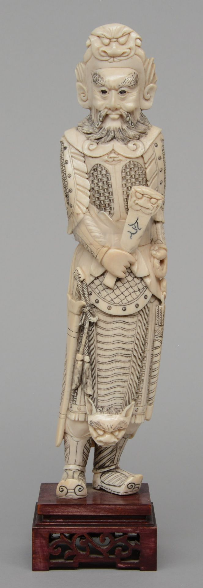 A Chinese ivory carved warrior on a wooden base, ca. 1900, H 35 cm