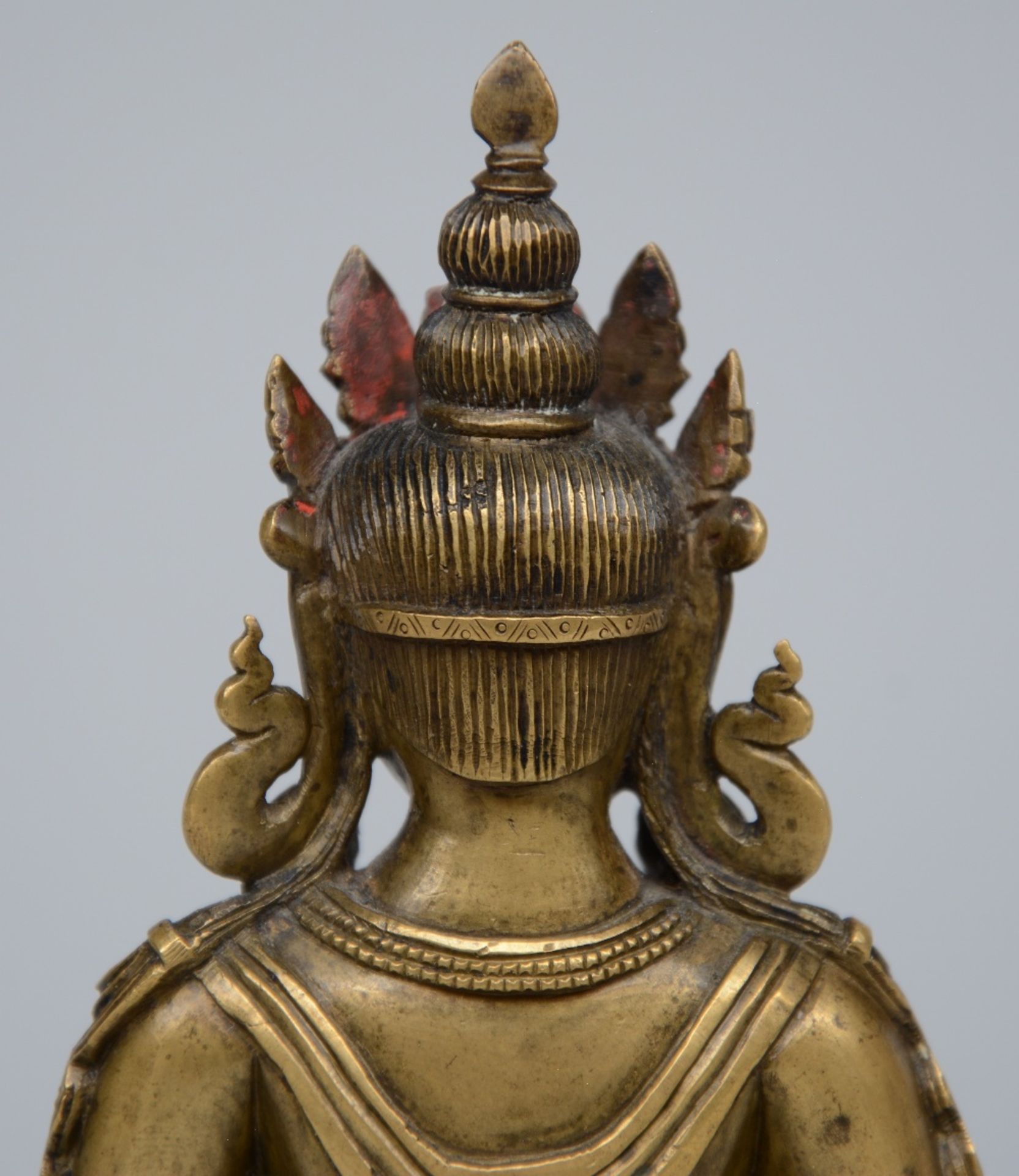 A Tibetan bronze seated Buddha with inlay turqouise, semi-precious stones, 18thC, H 17,5 cm - Image 4 of 7