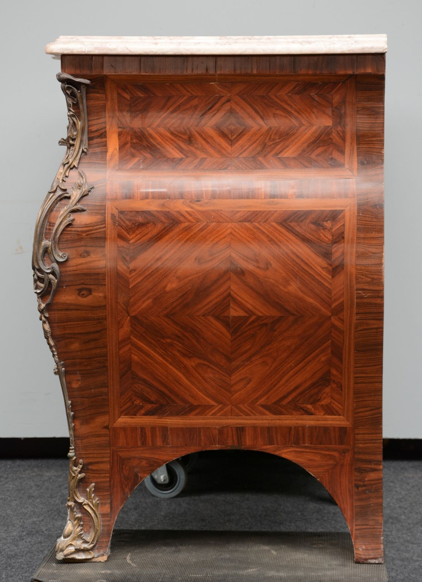 A Regency-style rosewood-marquetry commode with a marble top and fine bronze mounts, H 88 - W - Image 4 of 8